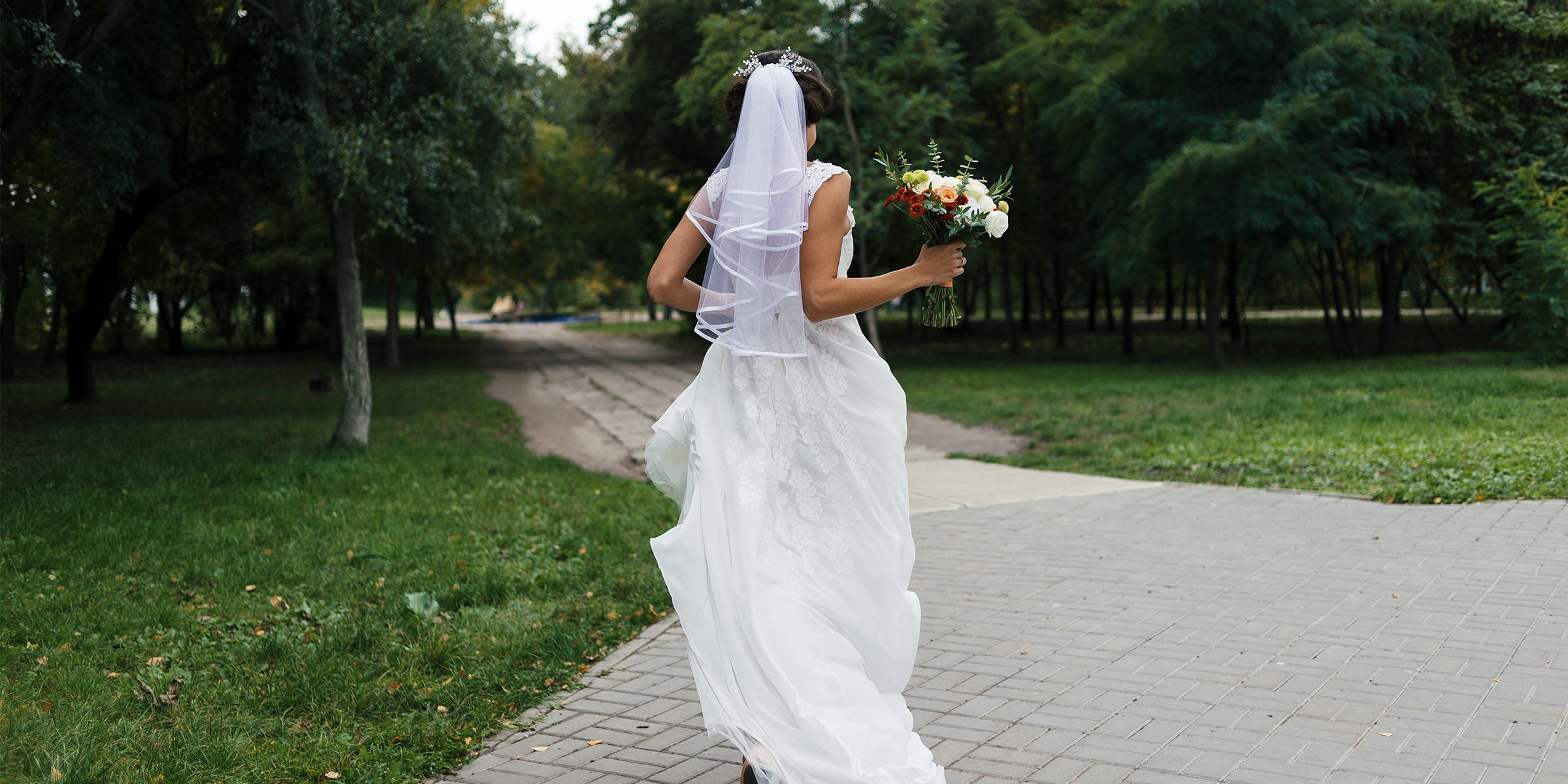 Une mariée courant sur un chemin | Source : Shutterstock