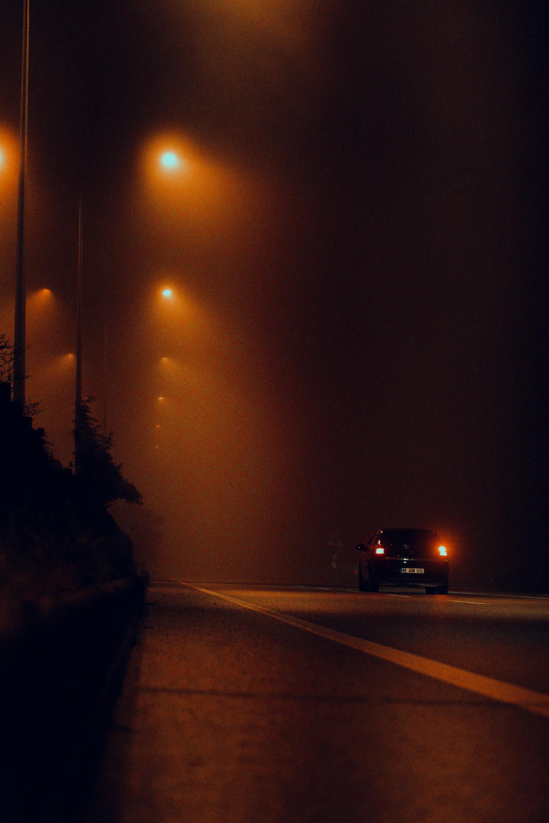 Une voiture roulant sur la route la nuit | Source : Pexels