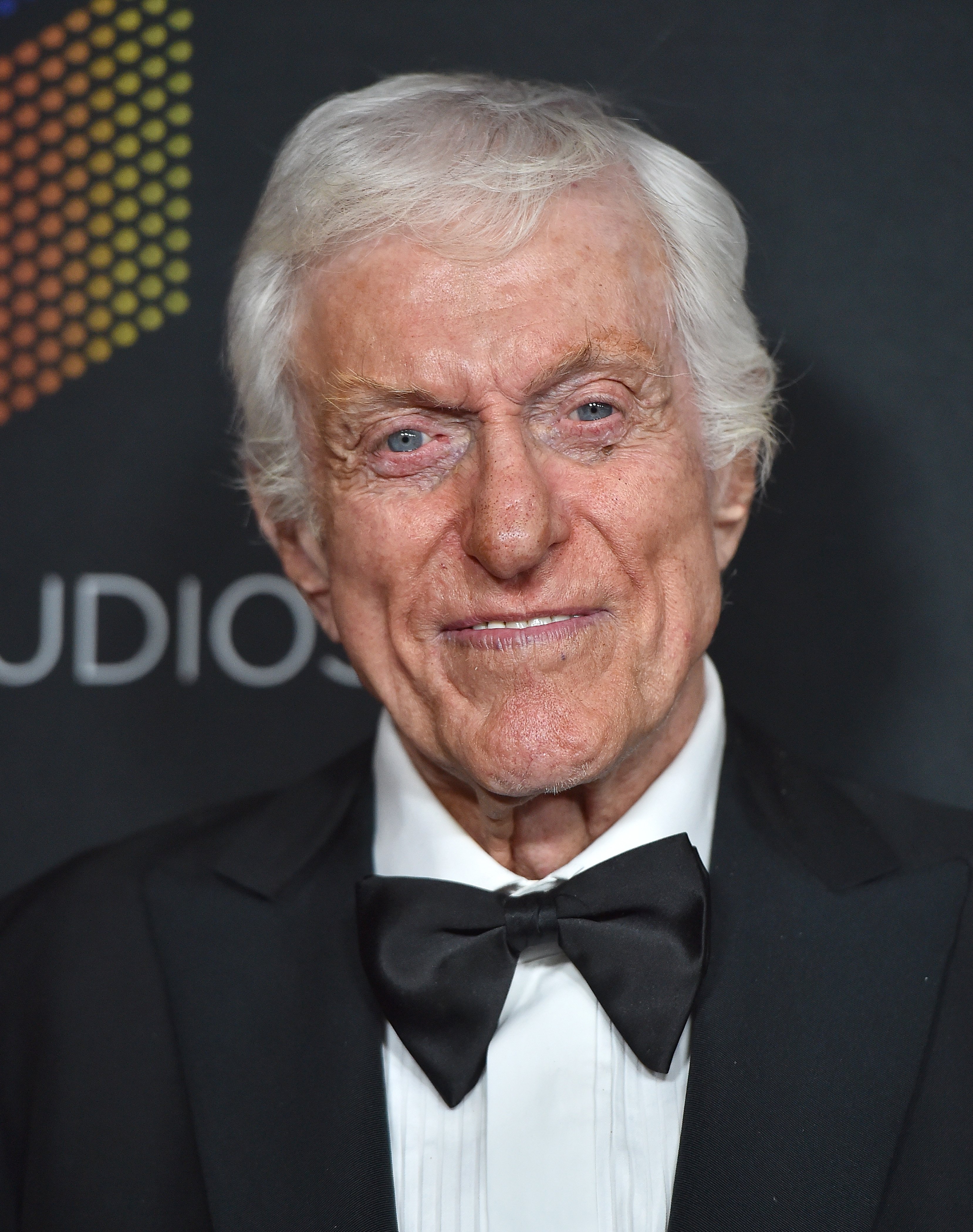 Dick Van Dyke arrive à la cérémonie de remise des prix Britannia 2017 de l'AMD British Academy à l'hôtel Beverly Hilton, le 27 octobre 2017, à Beverly Hills, en Californie. | Source : Getty Images