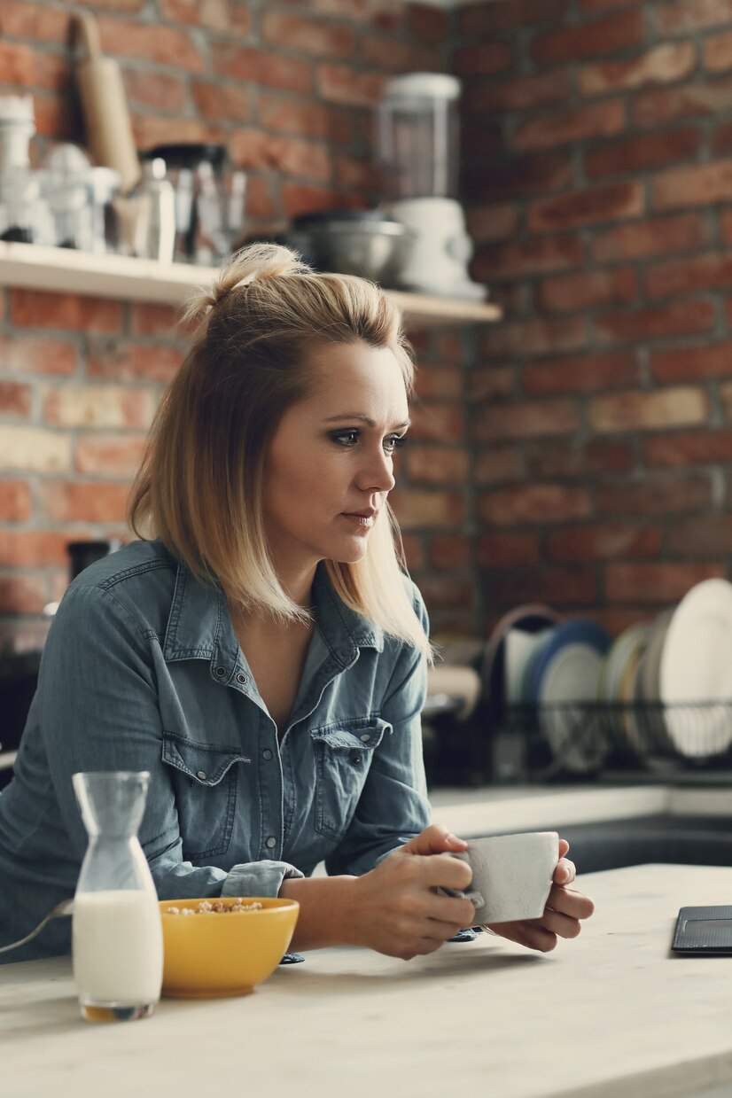 Une femme attentionnée qui boit du café | Source : Freepik