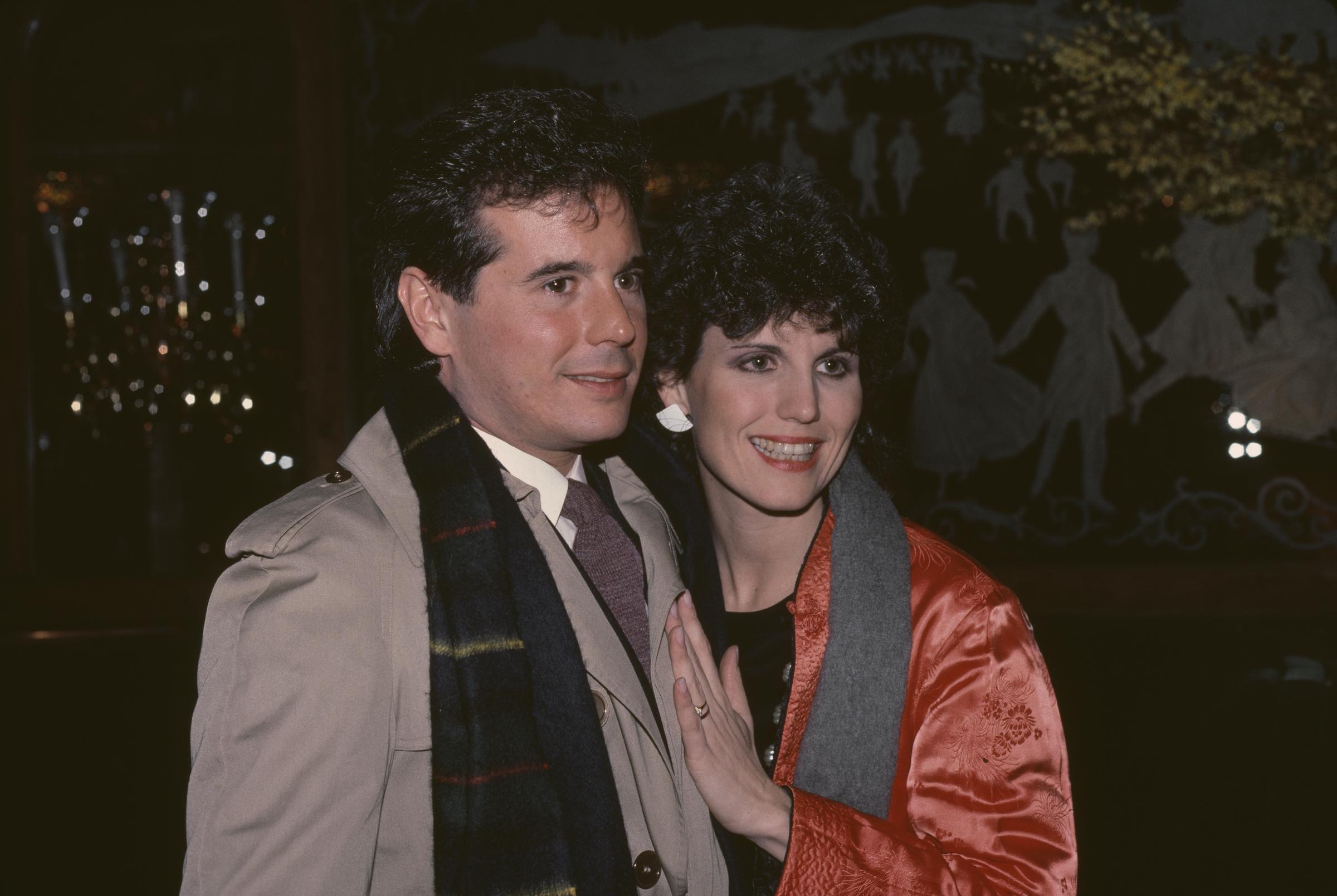 Lucie et Desi Arnaz Jr. posant ensemble, vers 1980 | Source : Getty Images