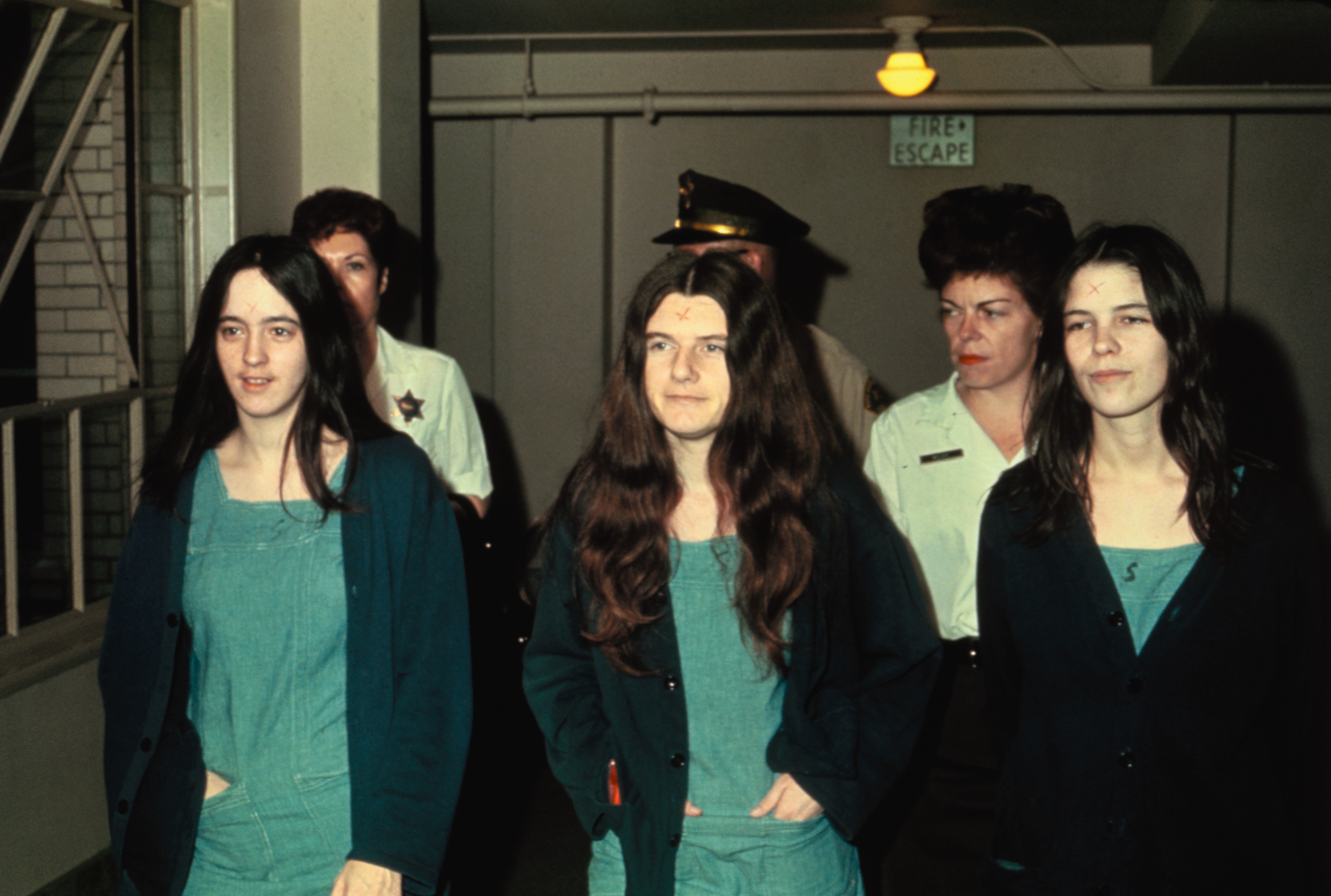 Susan Atkins, Patricia Krenwinkle, et Leslie van Houton photo prise le 11 août 1970 | Source : Getty Images