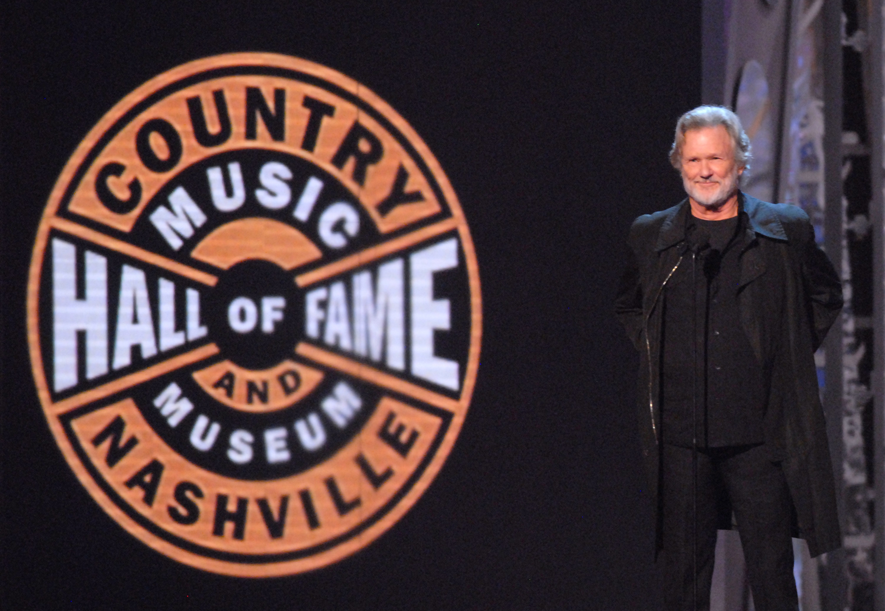 Kris Kristofferson présente George Strait, intronisé au Country Music Hall of Fame, à Nashville, Tennessee, le 6 novembre 2006 | Source : Getty Images