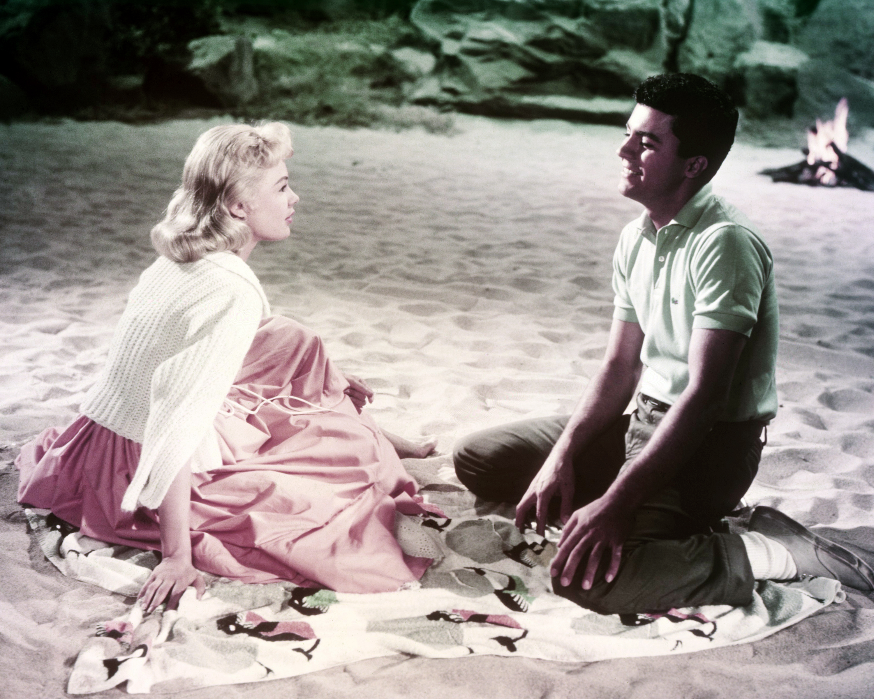 Sandra Dee et James Darren dans une scène de "Gidget" en 1959. | Source : Getty Images