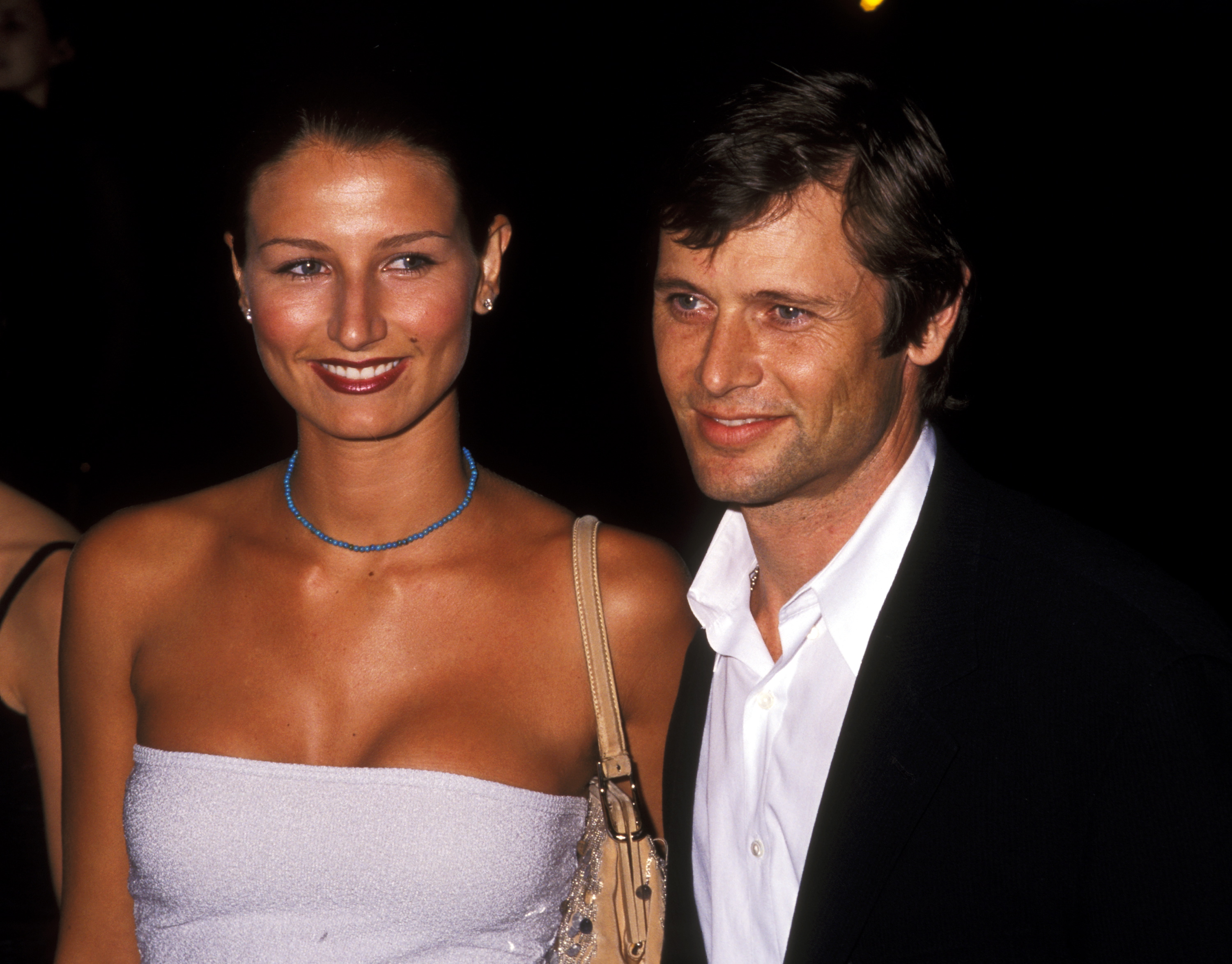 L'acteur pose avec une amie lors de la 16e édition des MTV Video Music Awards le 9 septembre 1999 | Source : Getty Images