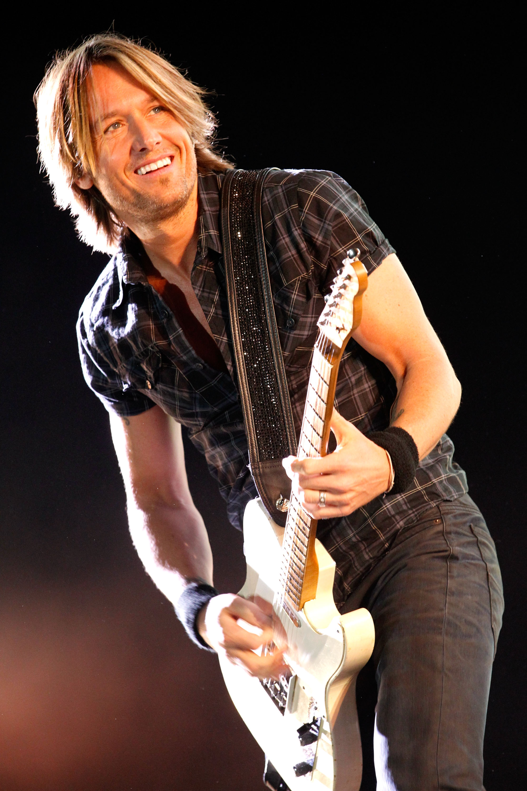 Keith Urban se produit lors de la première journée du Stagecoach : California's Country Music Festival à Indio, Californie, le 24 avril 2010. | Source : Getty Images