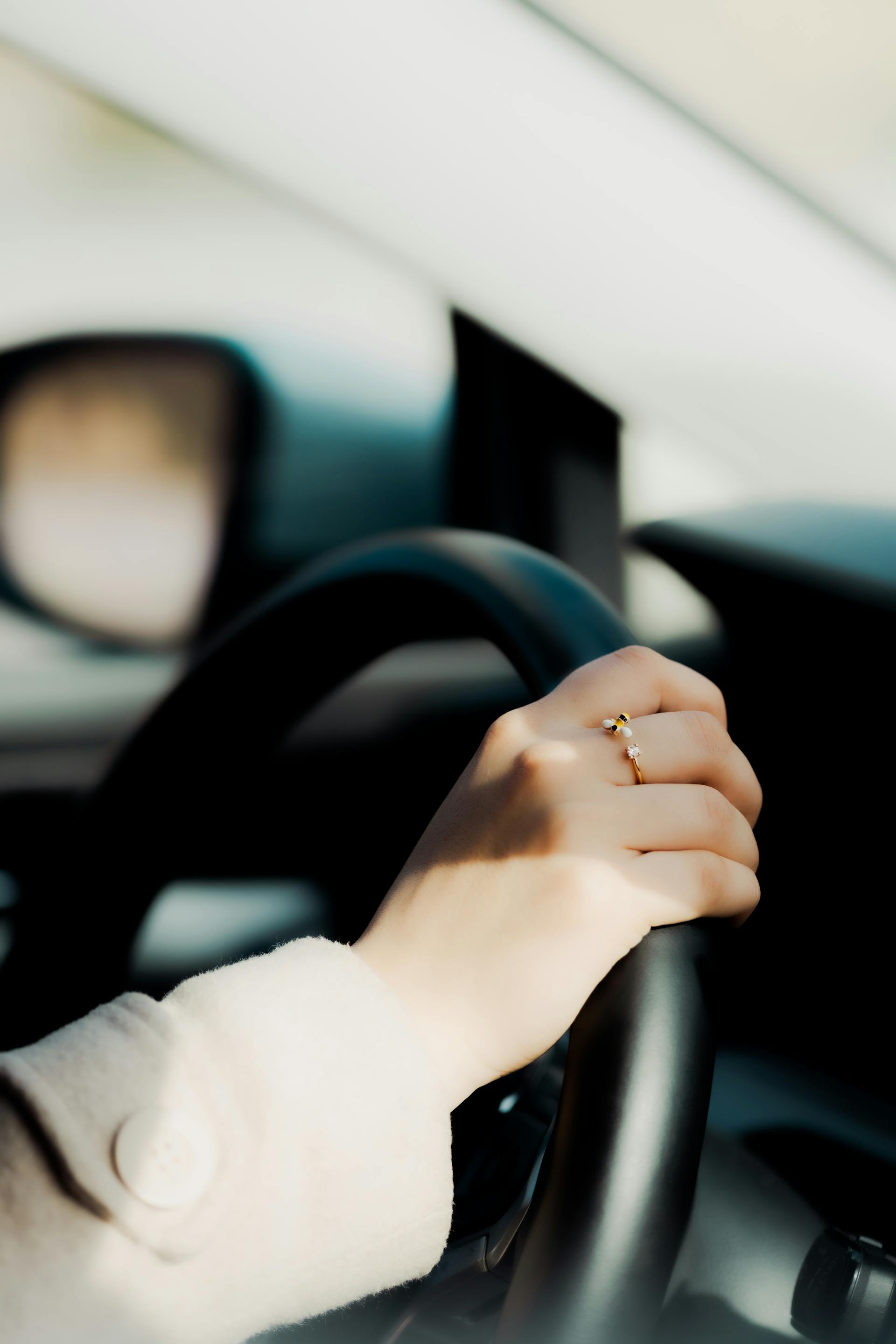 Une femme tenant un volant | Source : Pexels