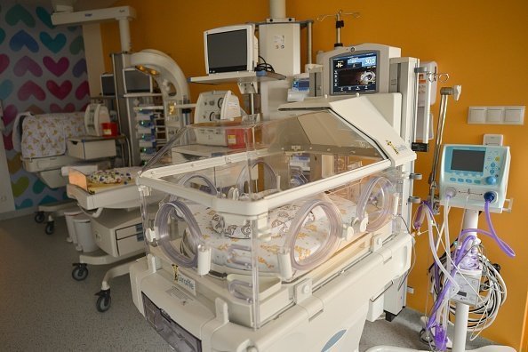 Une couveuse pour bébés dans un nouveau Centre de Maternité et de Médecine Féminine, ouvert à Cracovie | Photo : Getty Images