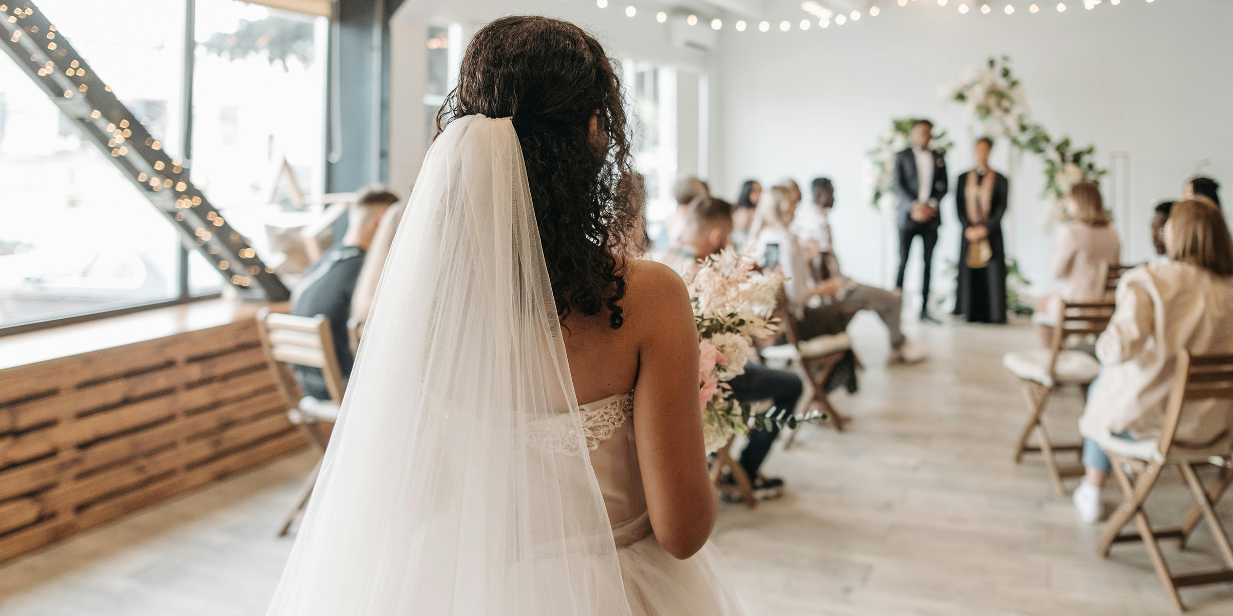 Une mariée descendant l'allée | Source : Pexels