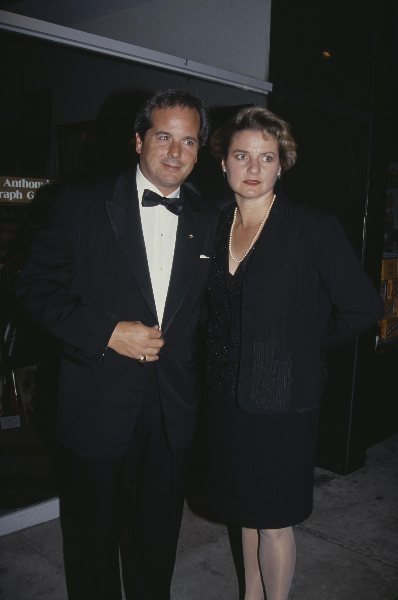 Desi Arnaz Jr. avec sa femme Amy, vers 1995 | Source : Getty Images