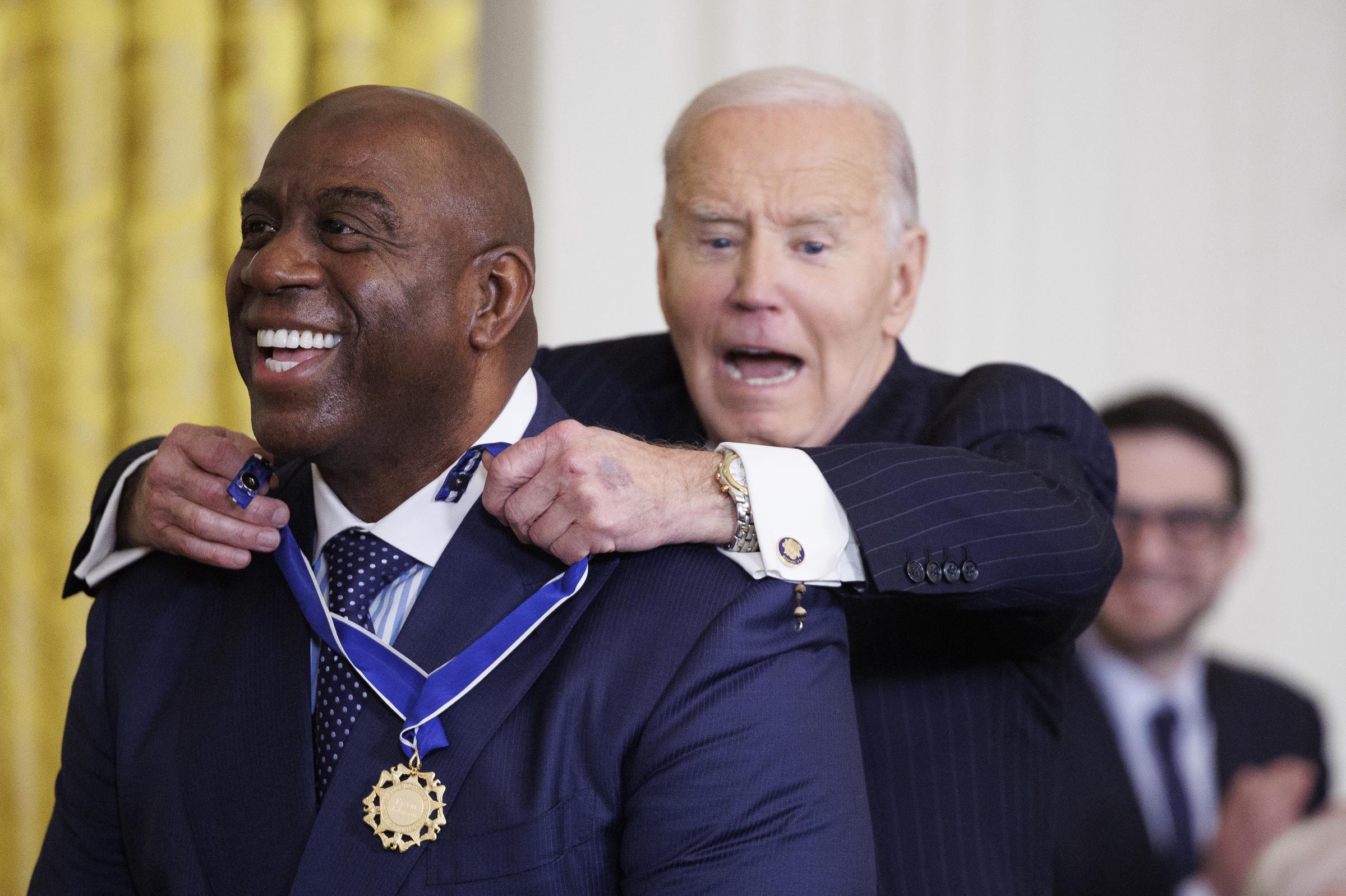 Joe Biden réagit lors de la remise de la médaille présidentielle de la liberté à l'ancien joueur de NBA Earvin "Magic" Johnson dans la salle Est de la Maison Blanche le 4 janvier 2025 à Washington, D.C. | Source : Getty Images