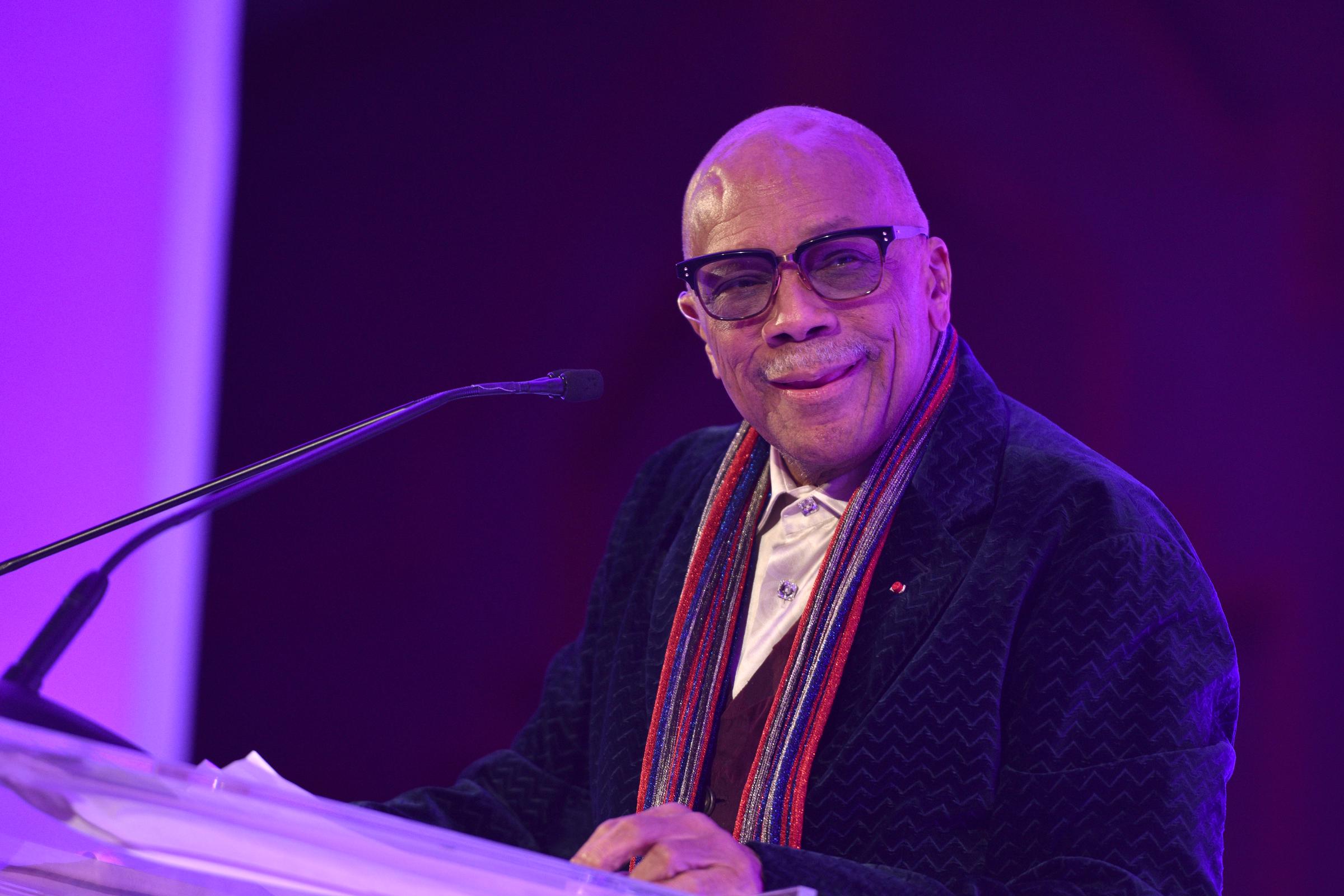 Quincy Jones remet à Amanda Booth le Global's Quincy Jones Exceptional Advocacy Award lors du défilé de mode Be Beautiful Be Yourself de la Global Down Syndrome Foundation à Denver, Colorado, le 2 novembre 2019 | Source : Getty Images