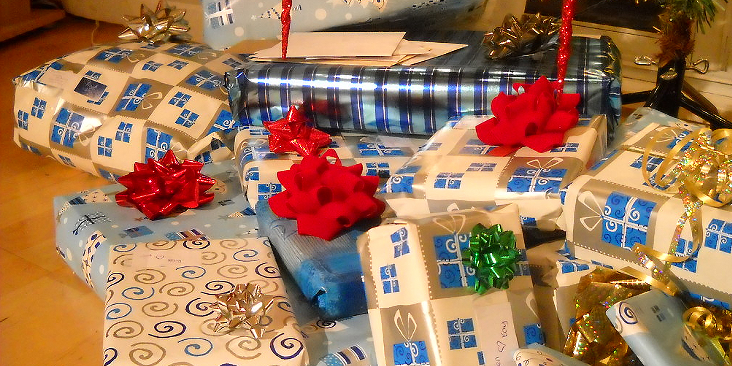 Cadeaux de Noël soigneusement emballés | Source : Flickr.com/www.metaphoricalplatypus.com/CC BY 2.0