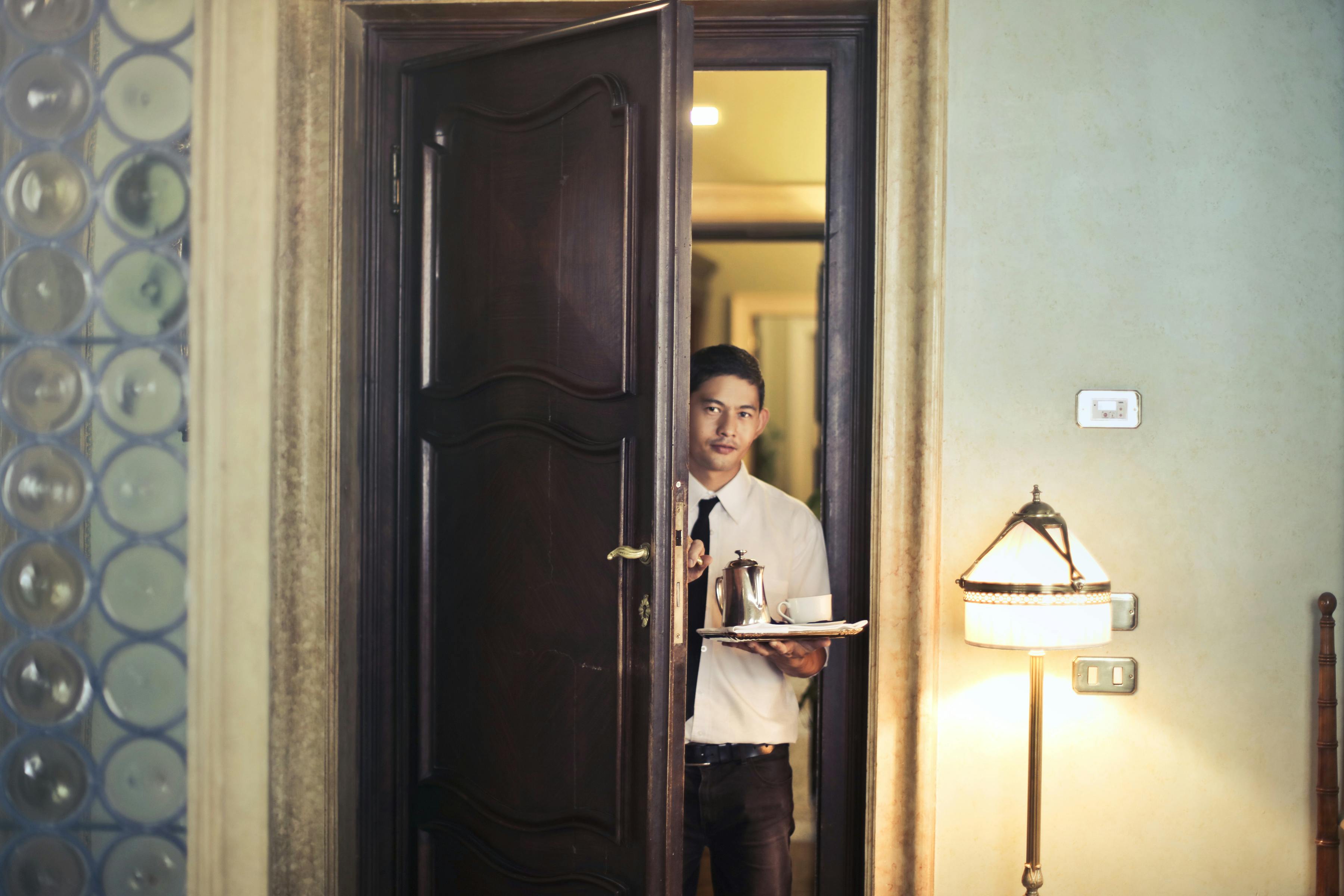 Directeur d'hôtel entrant dans une chambre | Source : Pexels