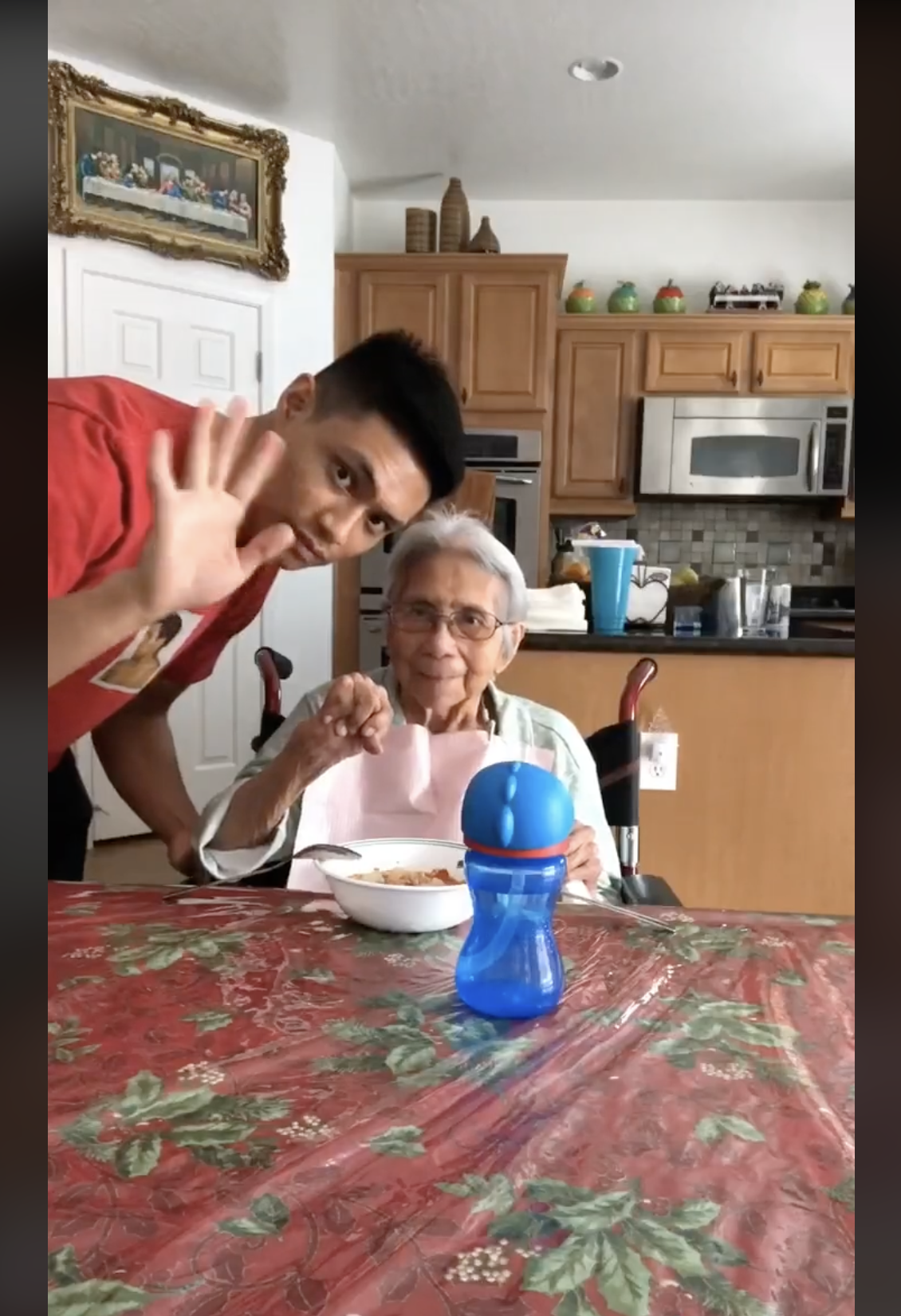 Chris Punsalan avec sa grand-mère à la table à manger | Source : tiktok.com/@firstnamechris