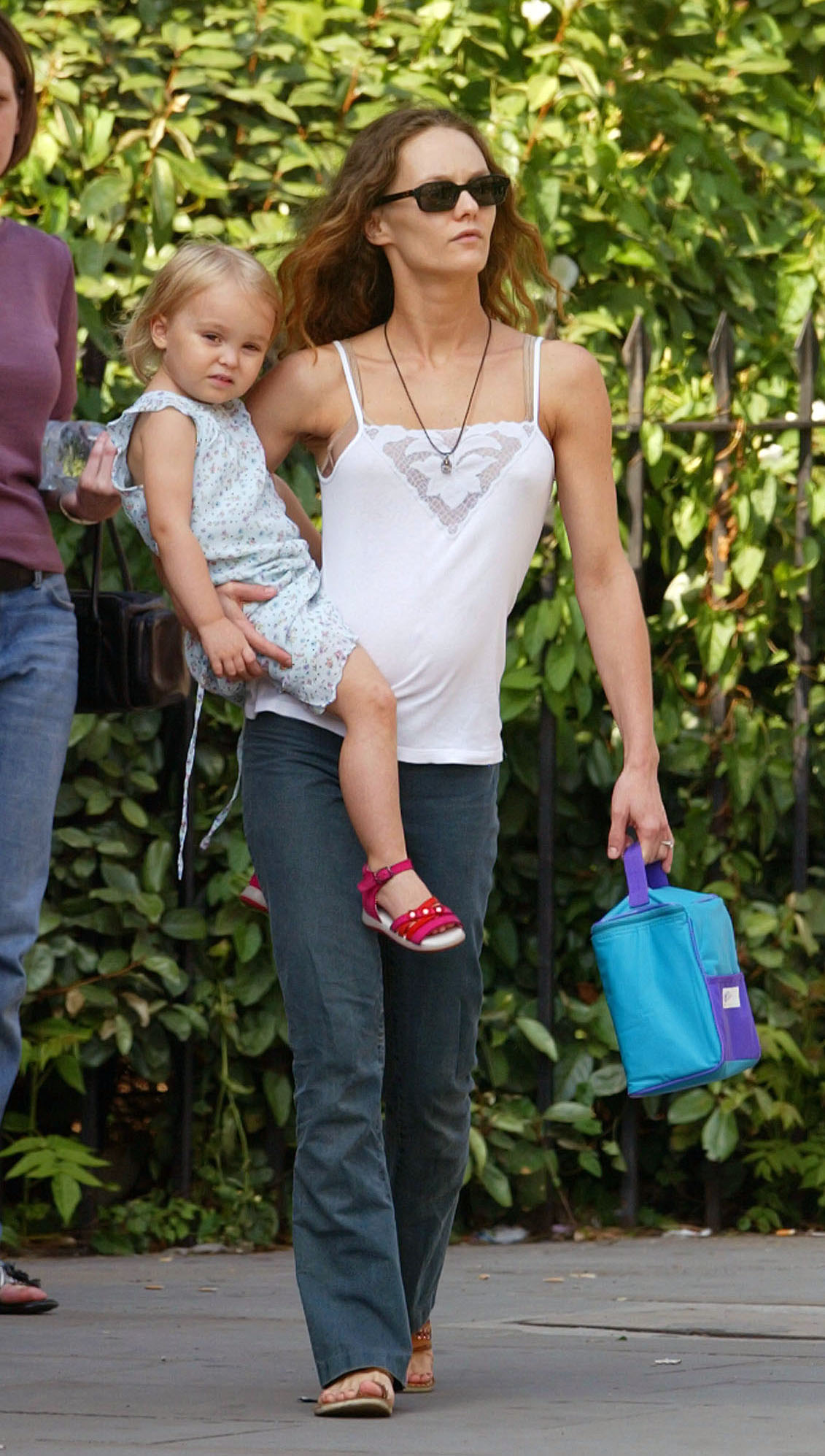 Vanessa Paradis et Lily-Rose Depp en route pour un pique-nique dans un parc londonien, le 14 juillet 2002 | Source : Getty Images