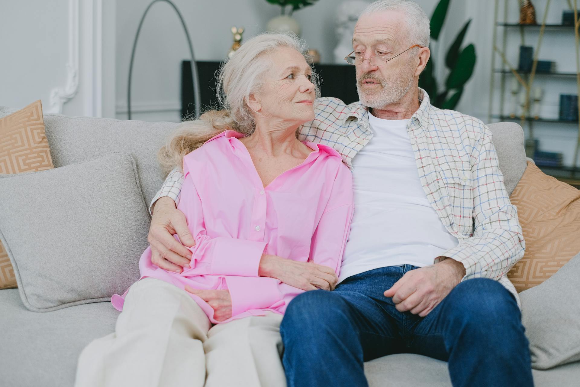 Un couple âgé assis sur un canapé | Source : Pexels