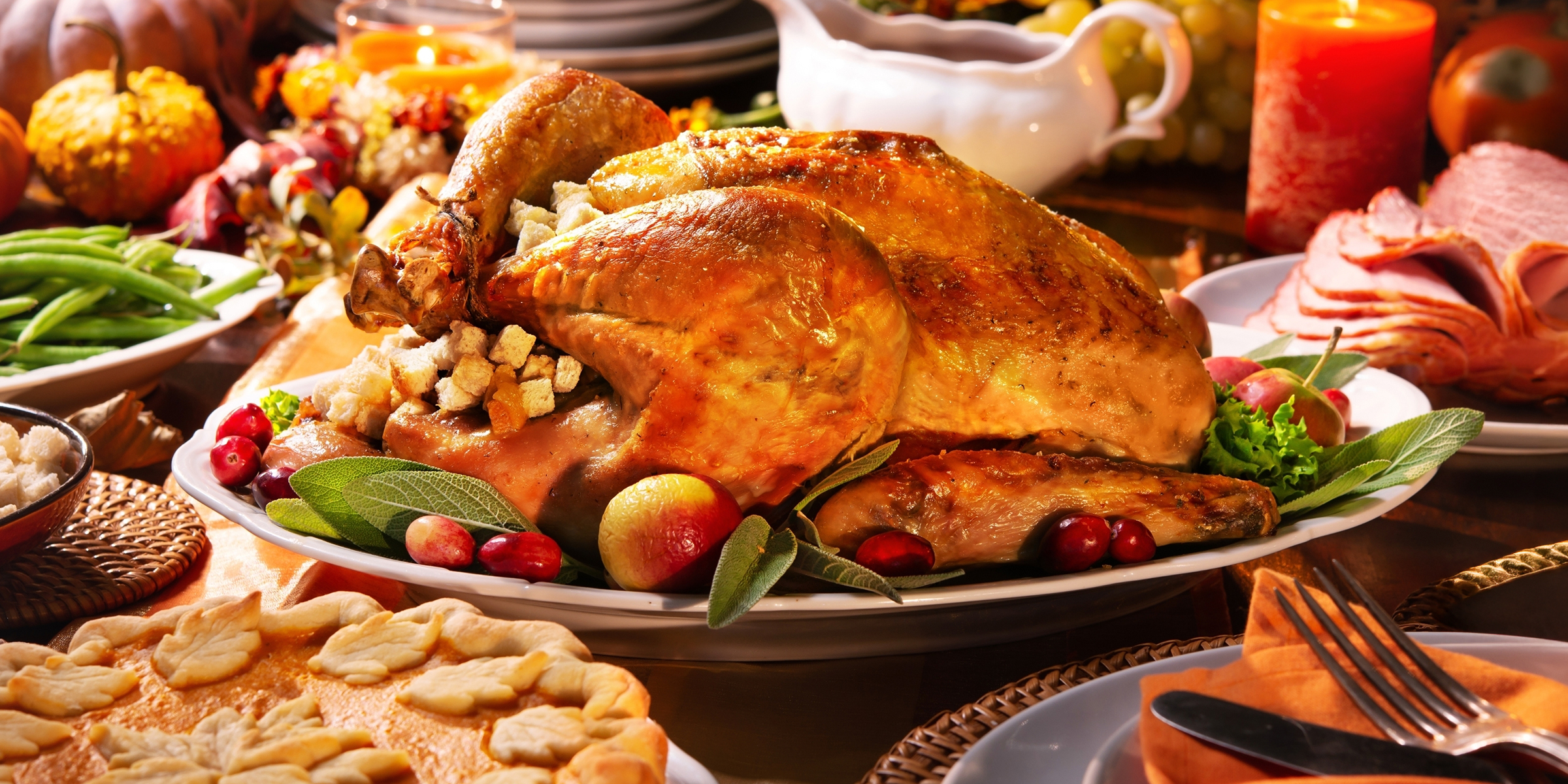 Une dinde de Thanksgiving sur une table de dîner | Source : Shutterstock