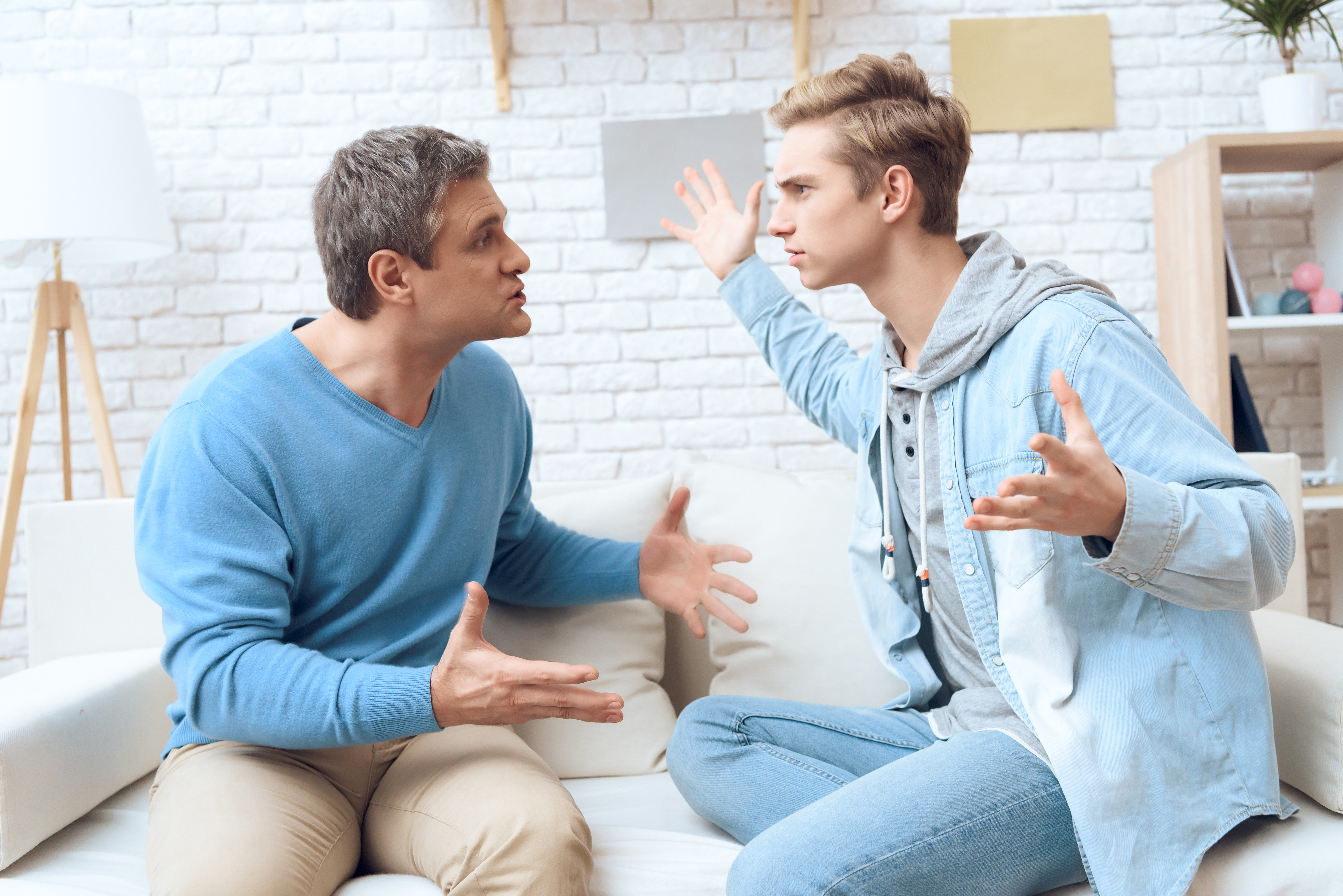 Un père se dispute avec son fils adolescent à la maison | Source : Shutterstock