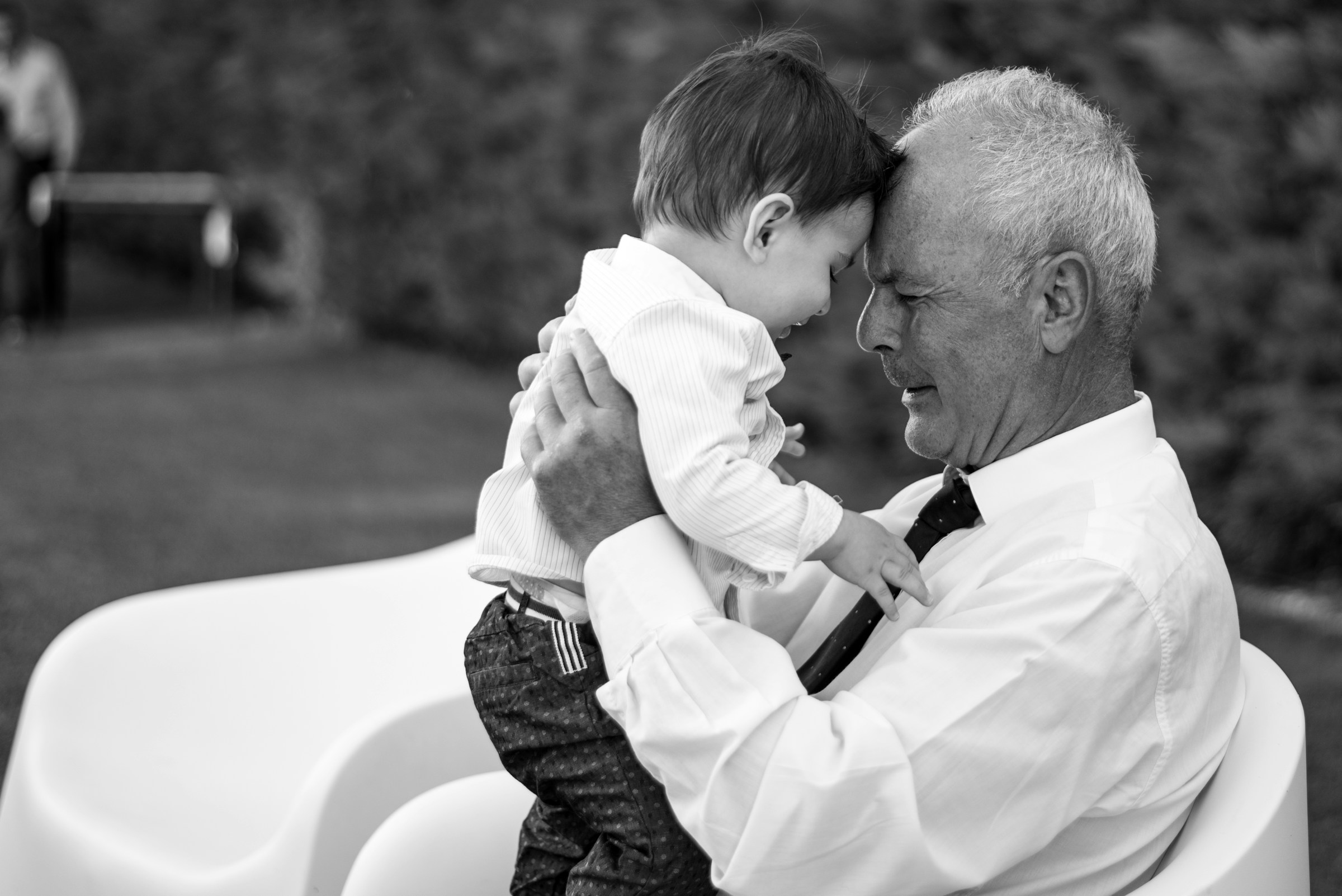 Un grand-père et son petit-fils | Source : Unsplash