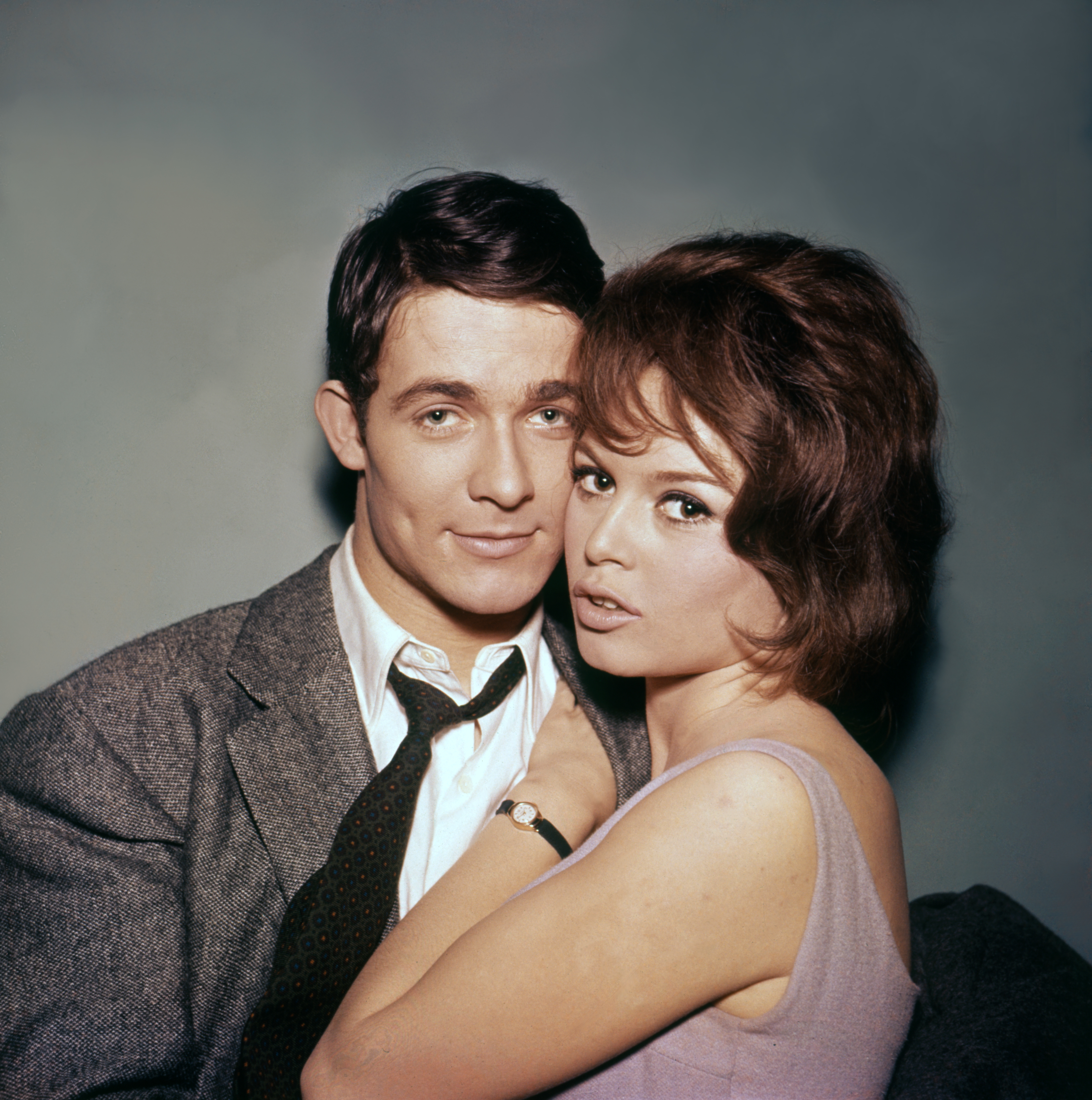 Jacques Charrier et Brigitte Bardot sur le tournage de "Babette S'en Va-T-En Guerre" le 1er janvier 1959. | Source : Getty Images
