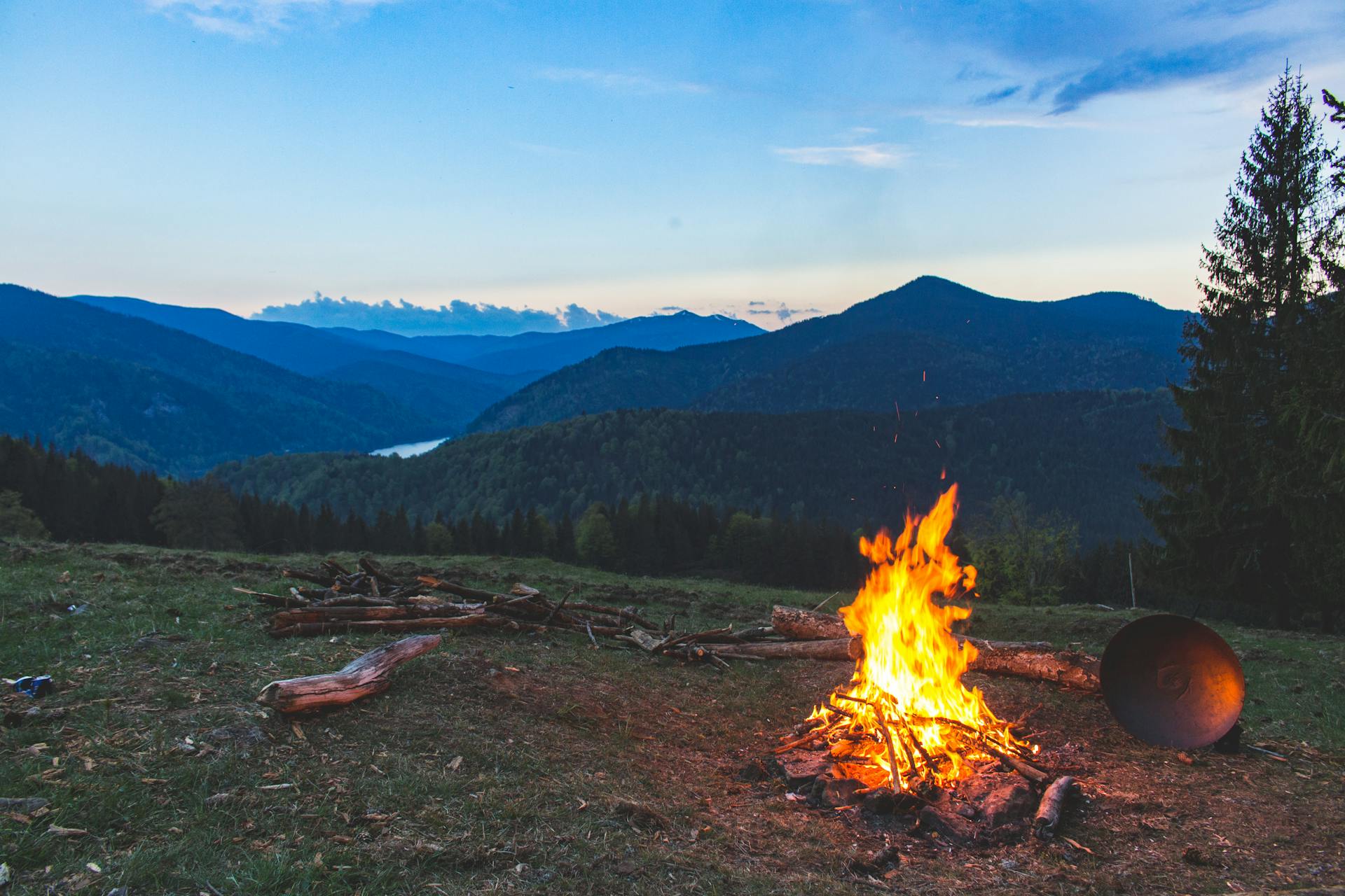 Un feu de camp sur une colline | Source : Pexels