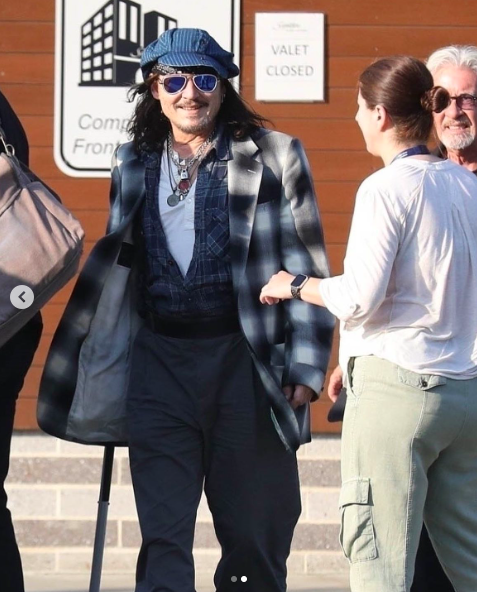 Johnny Depp repéré dehors avec une canne de marche posté le 30 juillet 2023 | Source : Instagram/justjared