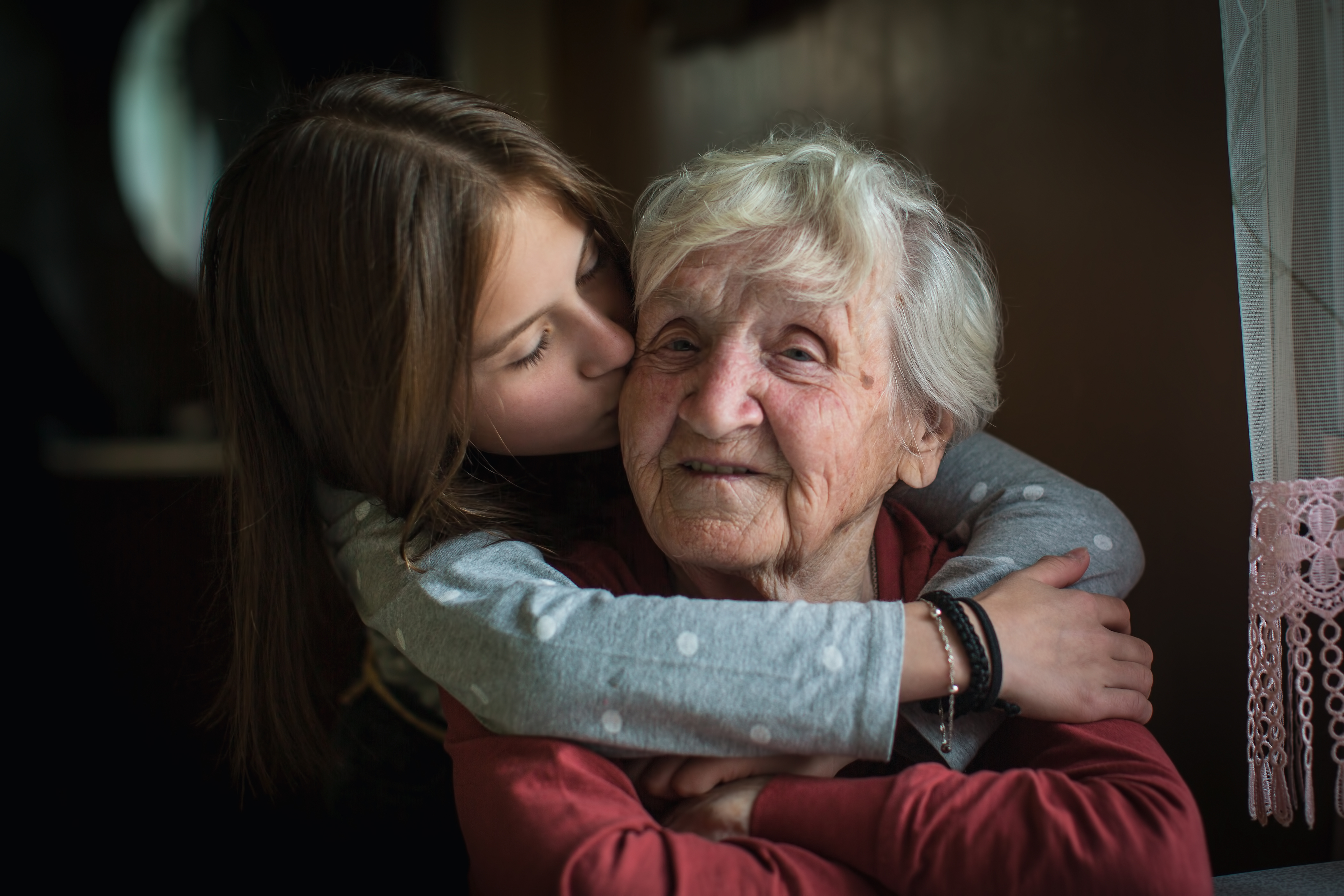Une femme embrasse sa grand-mère sur la joue | Source : Shutterstock