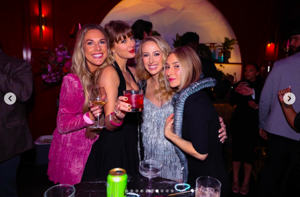 Lyndsay Bell, Taylor Swift, Brittany Mahomes et Ashley Avignone posant pour une photo à la fête, postée le 19 décembre 2024 | Source : Instagram/ashavignone