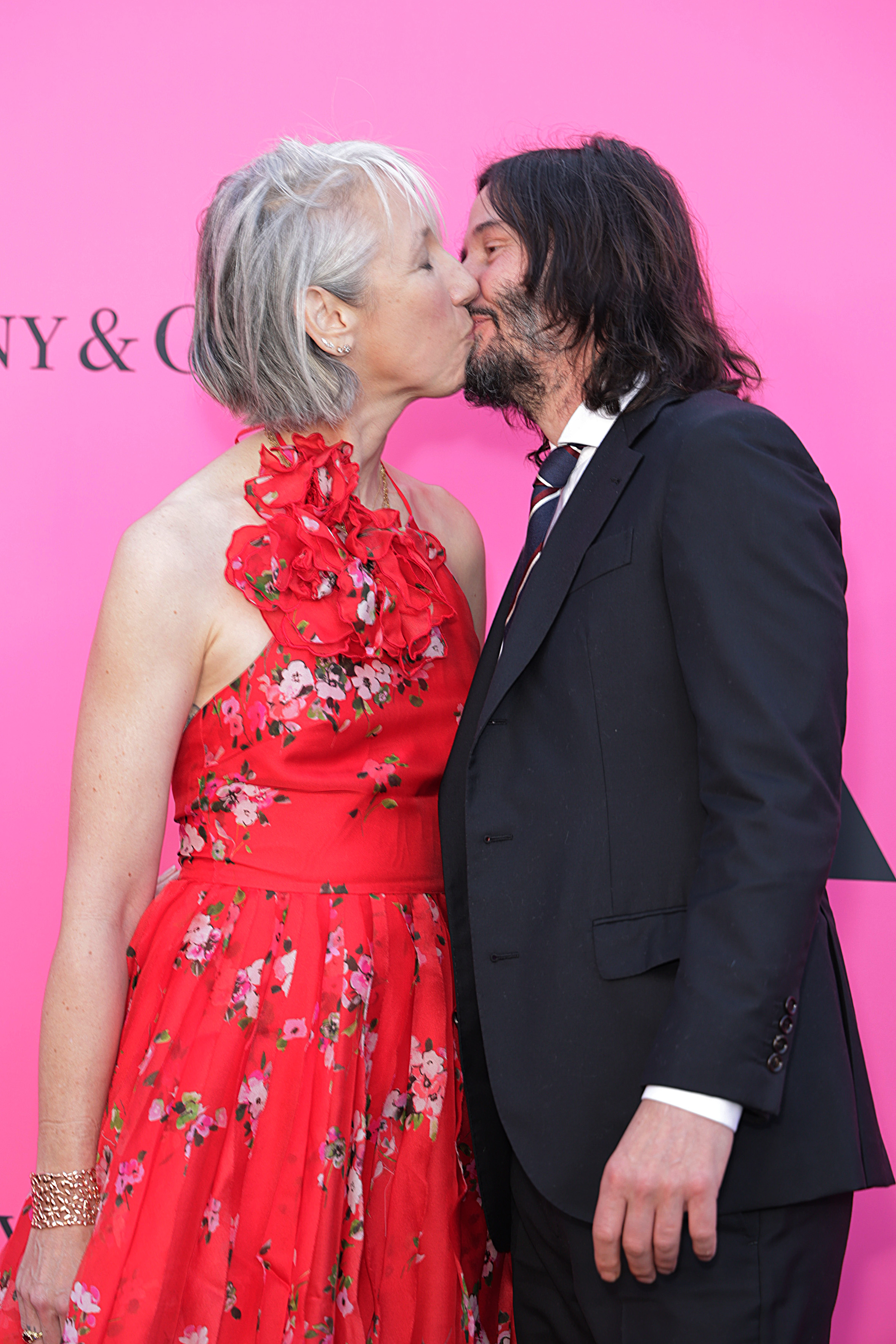 Keanu Reeves et Alexandra Grant assistent ensemble au gala du MOCA le 15 avril 202, en Californie. | Source : Getty Images