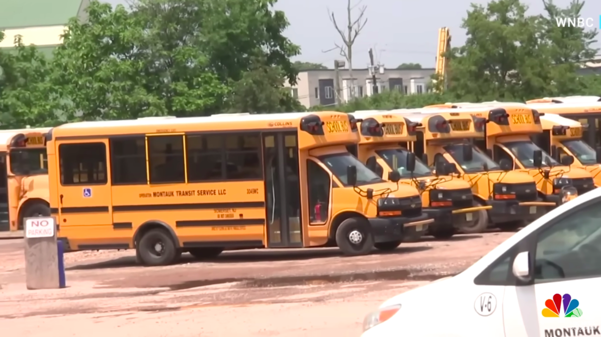 Une capture d'écran des bus scolaires jaunes opérant sous Montauk Transit affichée le 21 juillet 2023 | Source : YouTube/NBC News