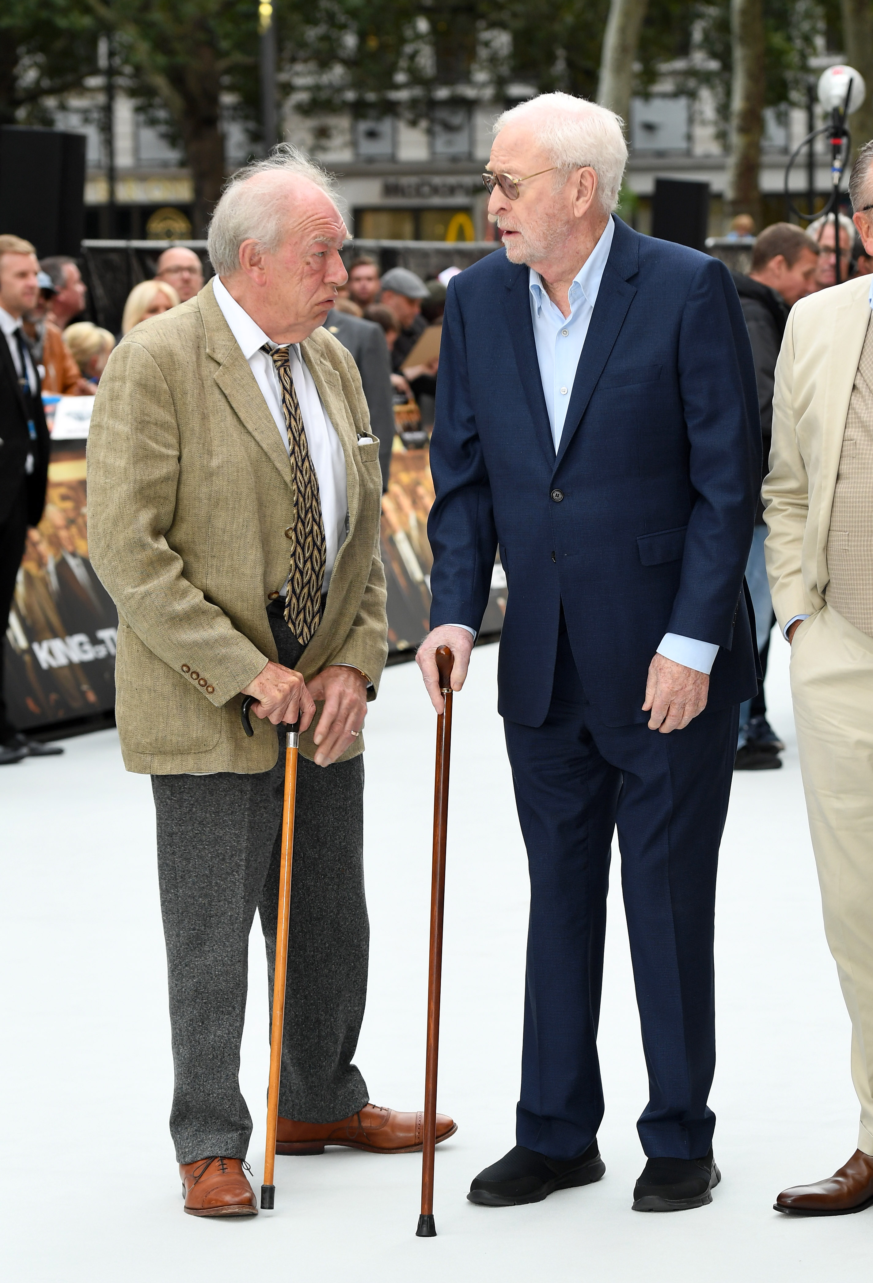 Sir Michael Caine and Sir Michael Gambon lors de la première mondiale de "King Of Thieves" à Londres, en Angleterre, le 12 septembre 2018 | Source : Getty Images