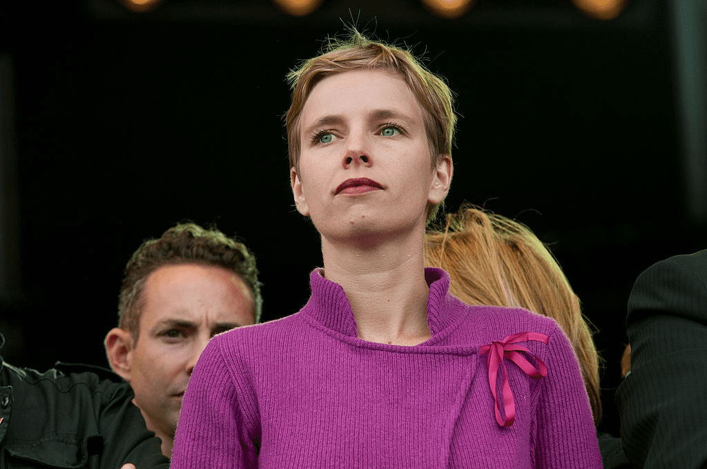 La politicienne française Clémentine Autin assiste à la troisième journée de la Fête de l'Humanite le 18 septembre 2011 à La Courneuve, France. | Photo : Getty Images