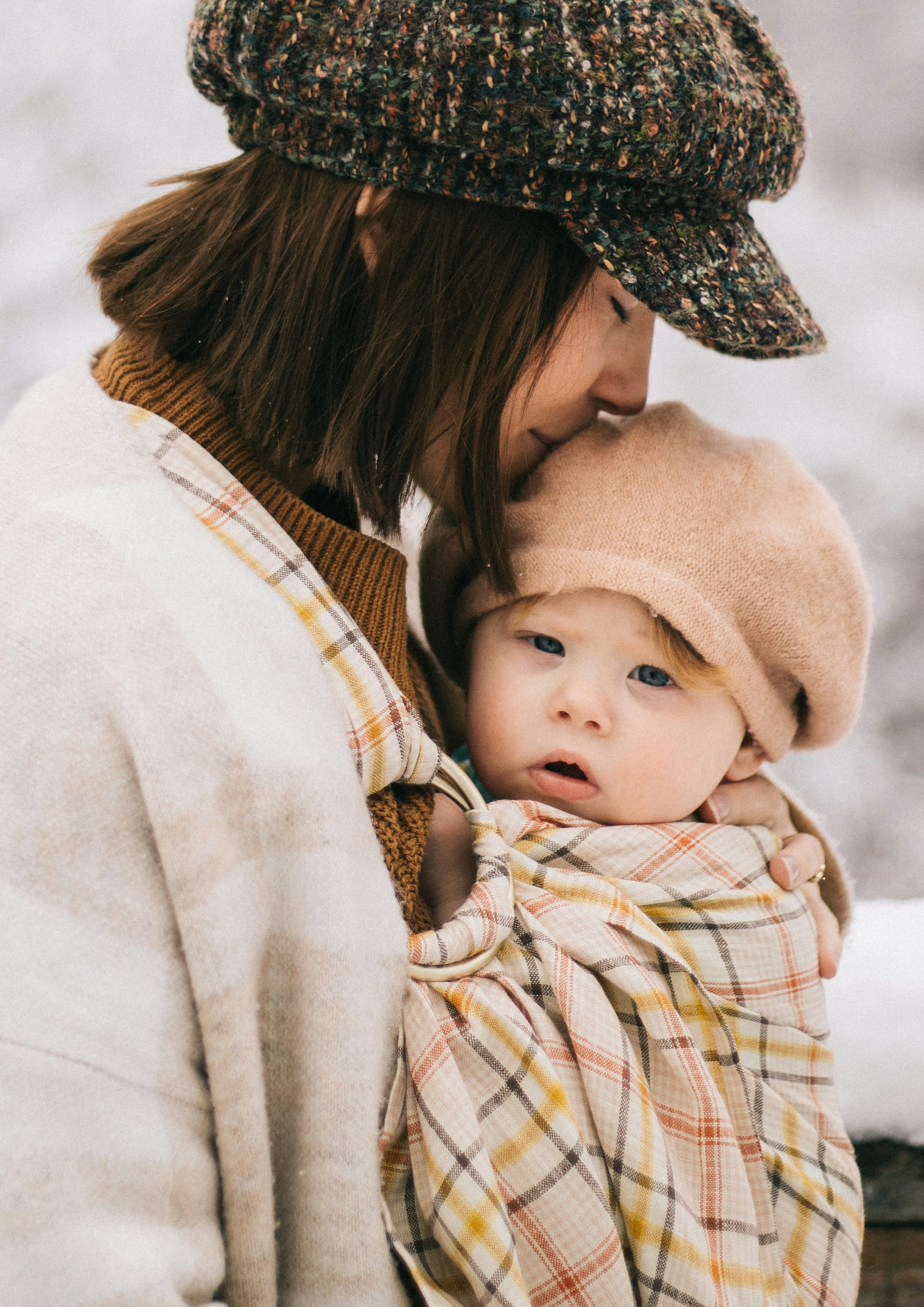 Une femme embrasse doucement son enfant, illustrant l'amour inconditionnel d'une mère | Source : Unsplash