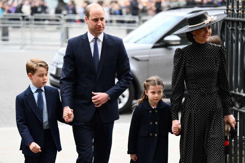Prince William, Catherine, duchesse de Cambridge et leurs enfants arrivent pour assister à un service d'action de grâce pour le prince Philip, duc d'Édimbourg, à l'abbaye de Westminster, dans le centre de Londres, le 29 mars 2022. | Photo : Getty Images