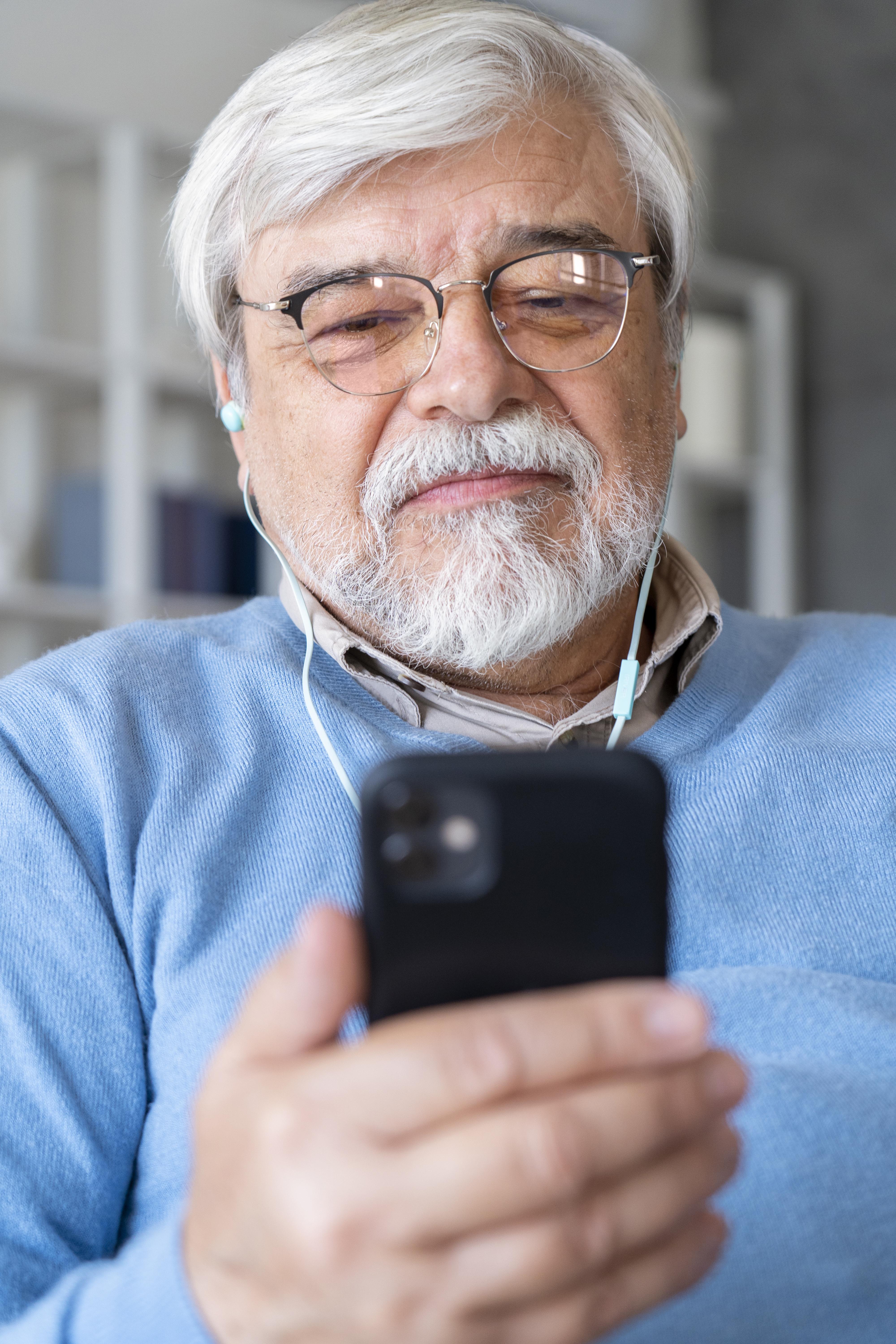 Un homme âgé qui parle au téléphone | Source : Freepik