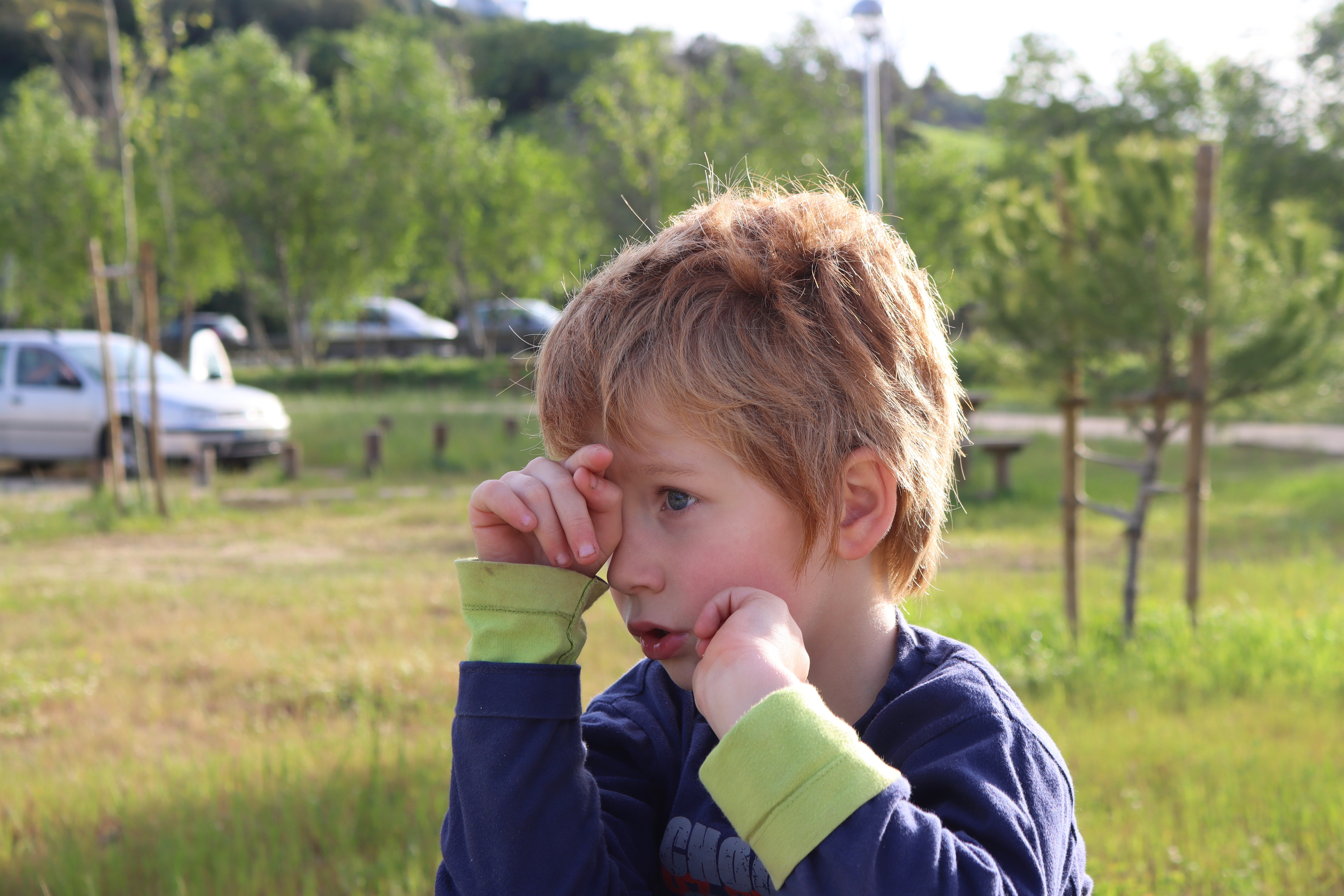 Un petit garçon pensif | Source: Shutterstock