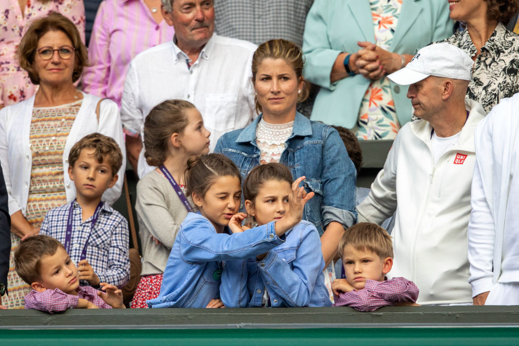Mirka Federer, épouse de Roger Federer, avec leurs enfants, les jumelles Charlene et Myla, âgées de neuf ans, et les garçons Lenny et Leo, âgés de cinq ans, lors des présentations après la défaite de Roger Federer (Suisse) contre Novak Djokovic (Serbie) lors de la finale du simple messieurs sur le court central du tournoi de tennis de Wimbledon, à l'All England Lawn Tennis and Croquet Club, à Wimbledon, le 14 juillet 2019, à Londres, en Angleterre I Source : Getty Images