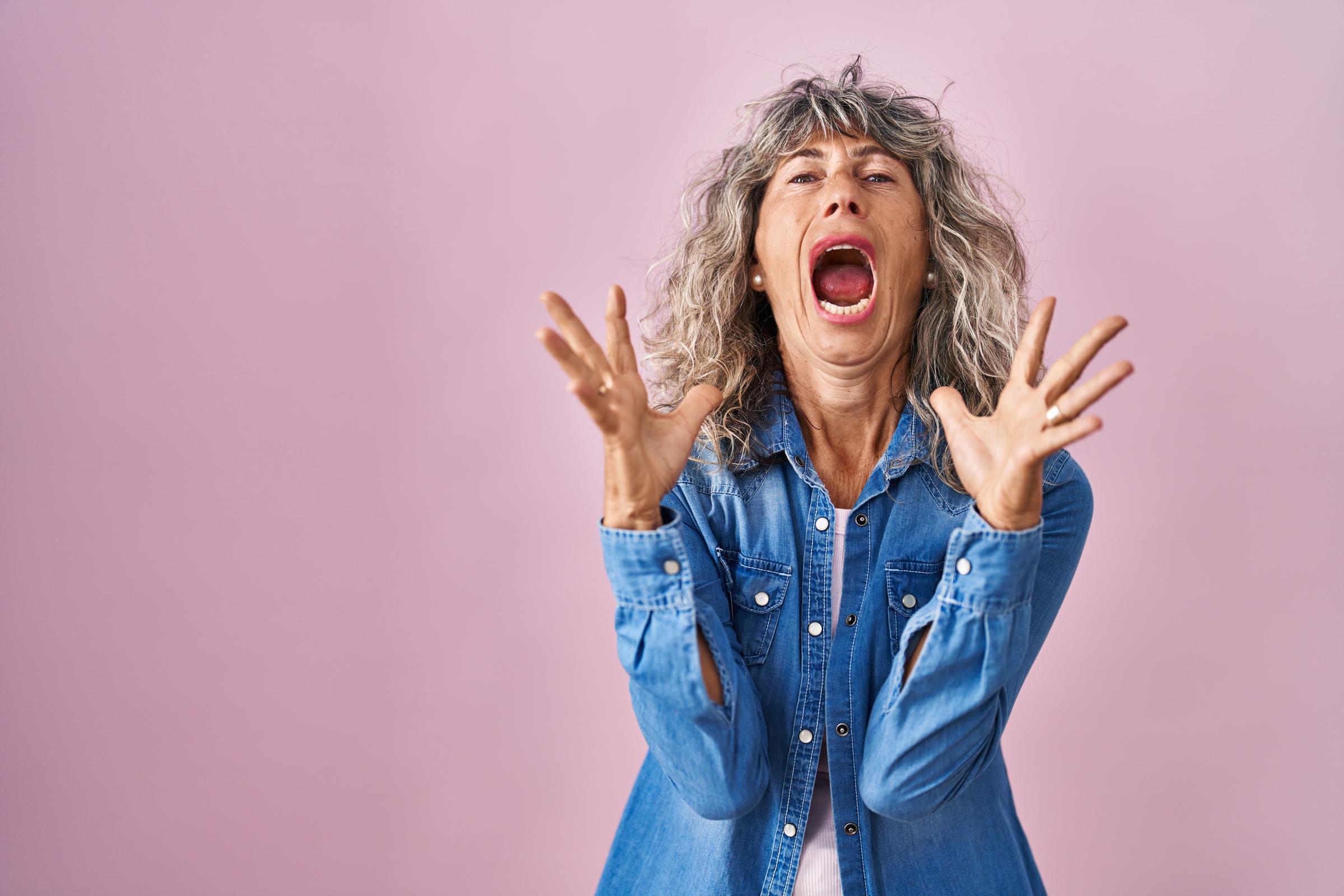 Une femme en colère qui crie | Source : Freepik