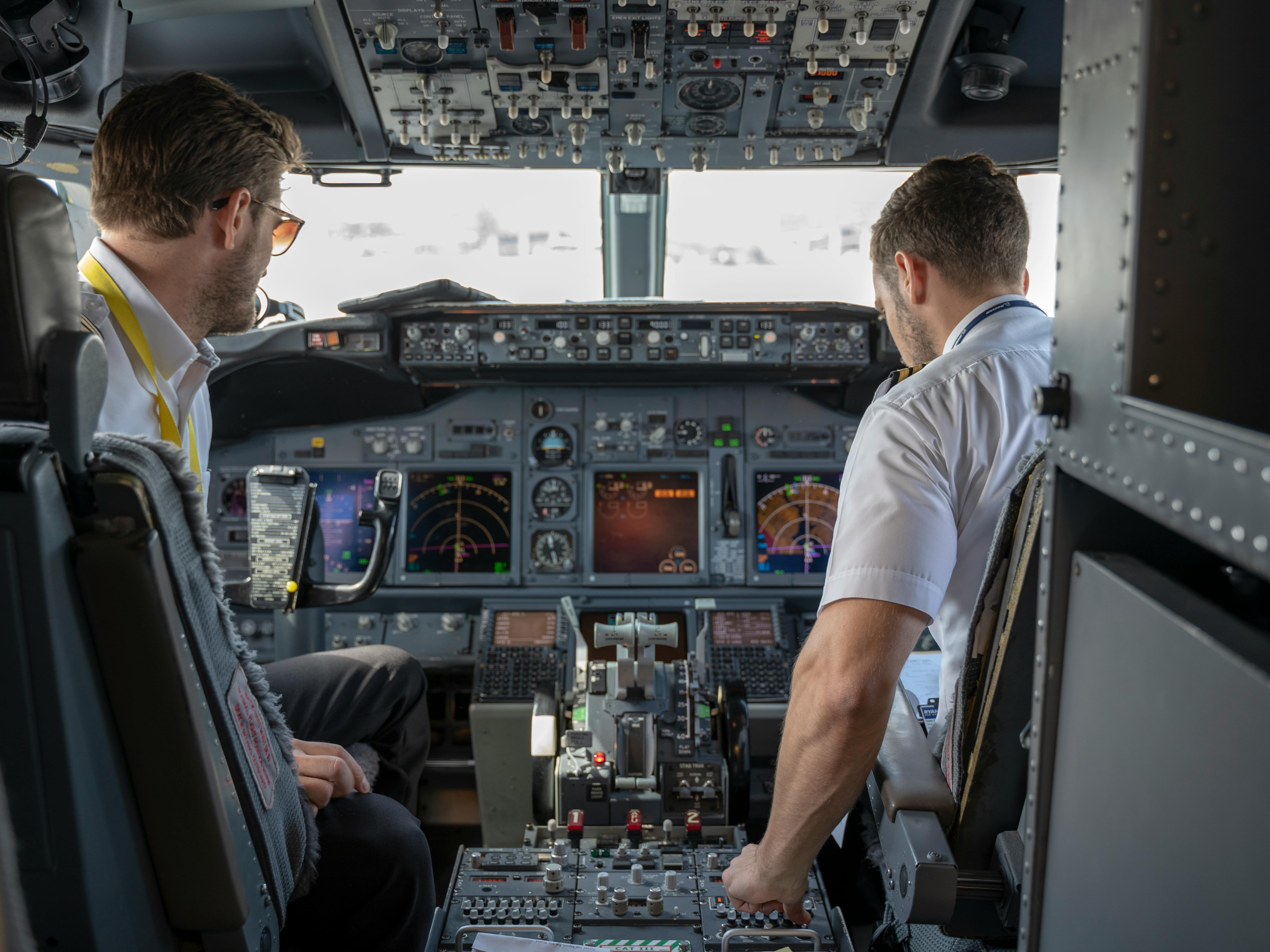 Deux pilotes à l'intérieur du cockpit | Source : Pexels