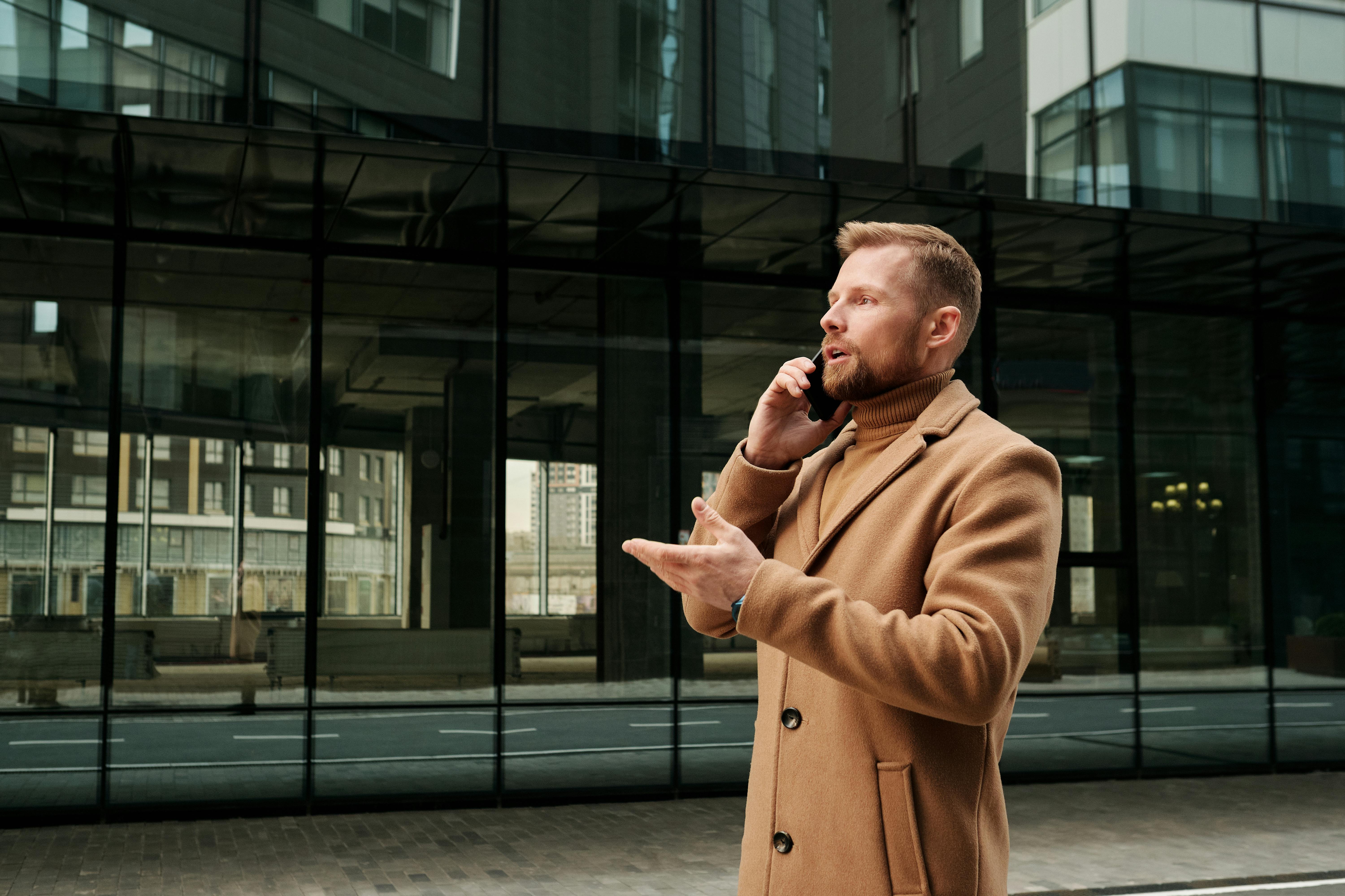 Un homme qui parle au téléphone | Source : Pexels