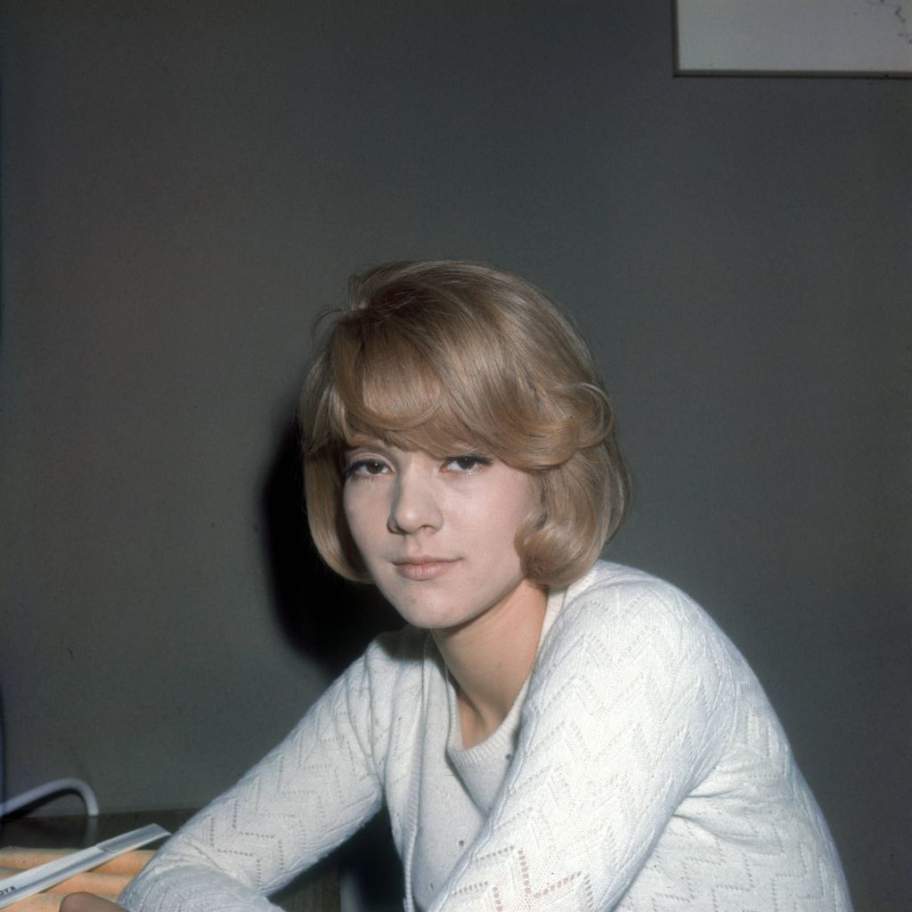 FRANCE - 01 JANVIER 1964 : portrait en intérieur de Sylvie VARTAN portant un pull blanc. | Source : Getty Images