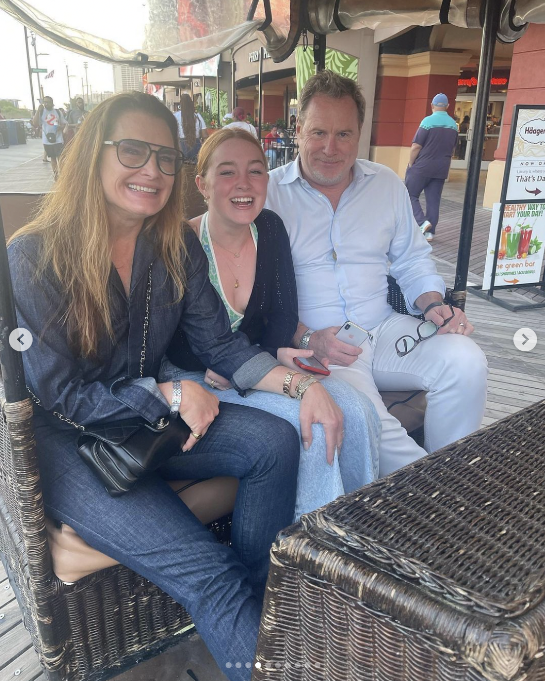 Brooke Shields, Rowan Henchy et son père Chris Henchy d'après un post daté du 16 mai 2024 | Source : Instagram/brookeshields