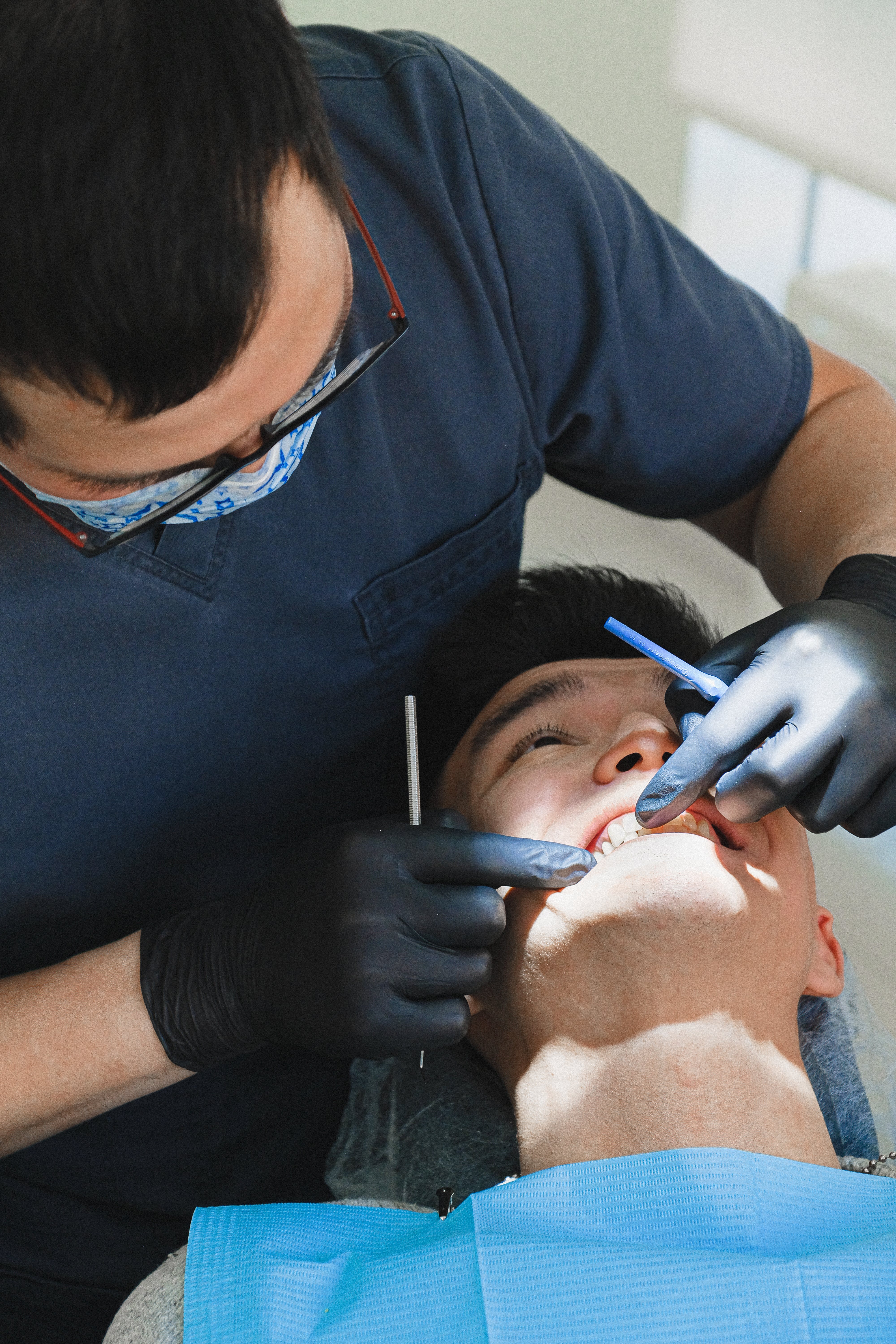 Un dentista examinando a un paciente. | Fuente: Pexels