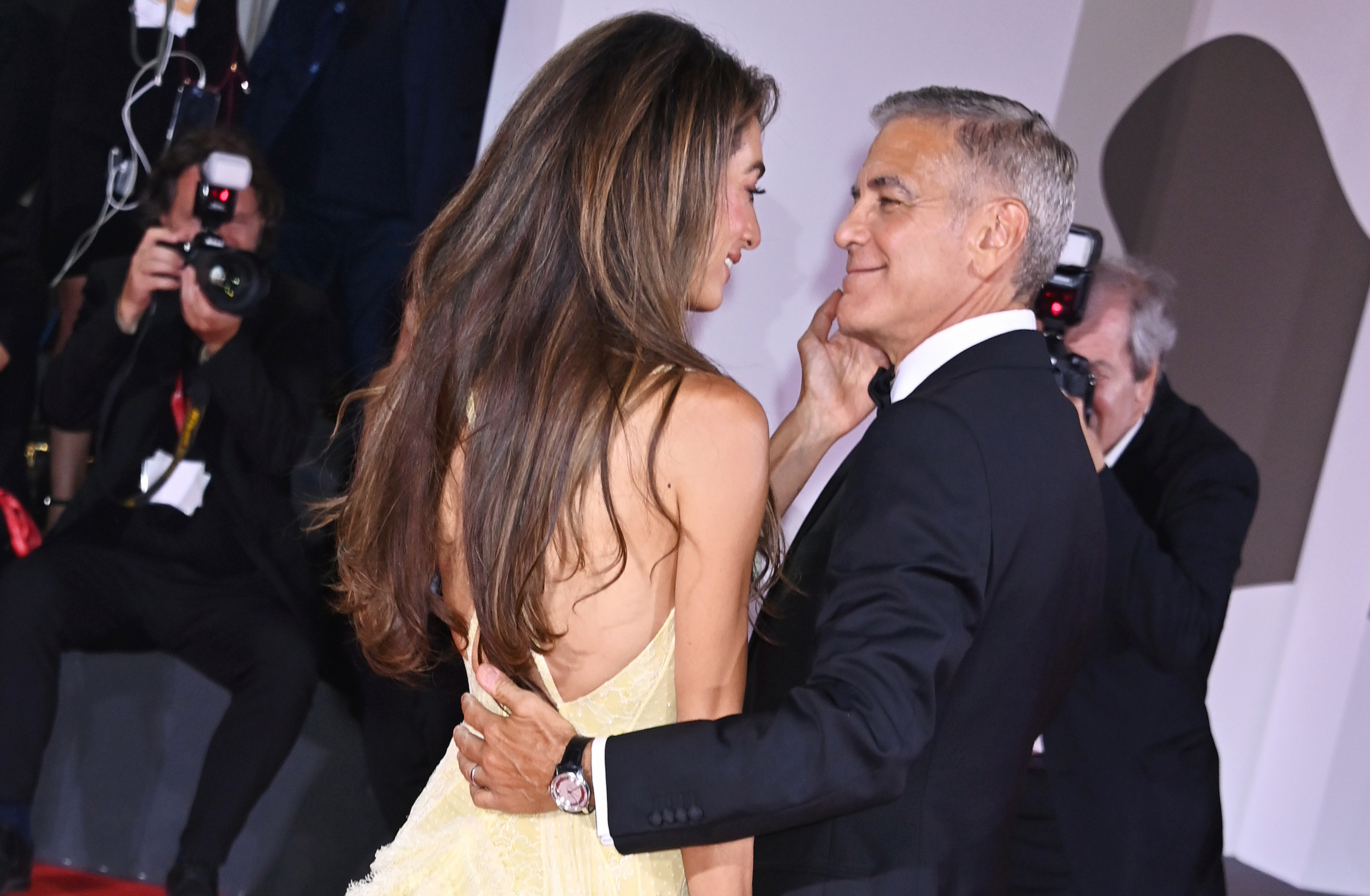 Amal Alamuddin et George Clooney assistent au tapis rouge de "Wolfs" lors du 81e Festival international du film de Venise, à Venise, en Italie, le 1er septembre 2024 | Source : Getty Images