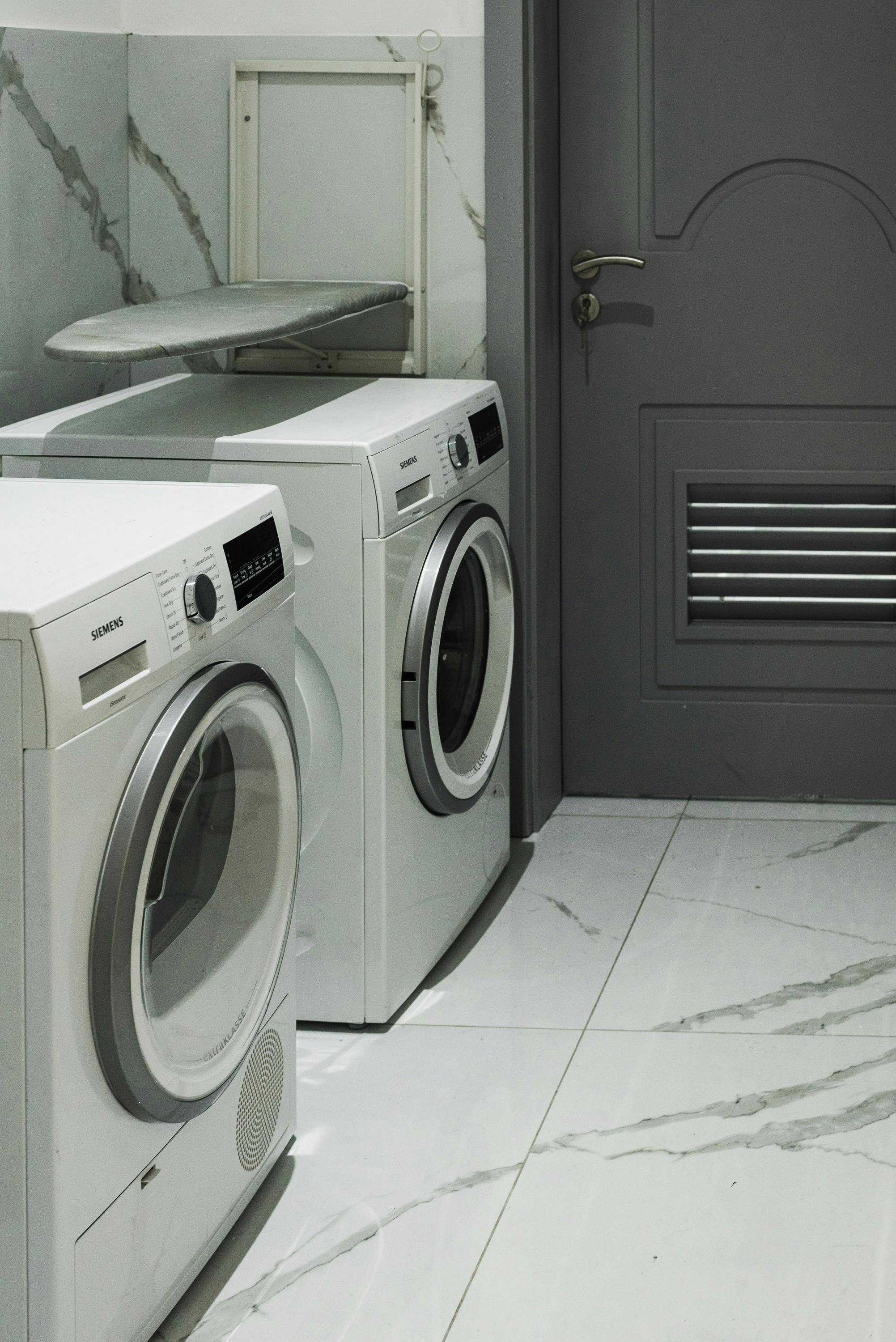 Un lave-linge et un sèche-linge | Source : Pexels