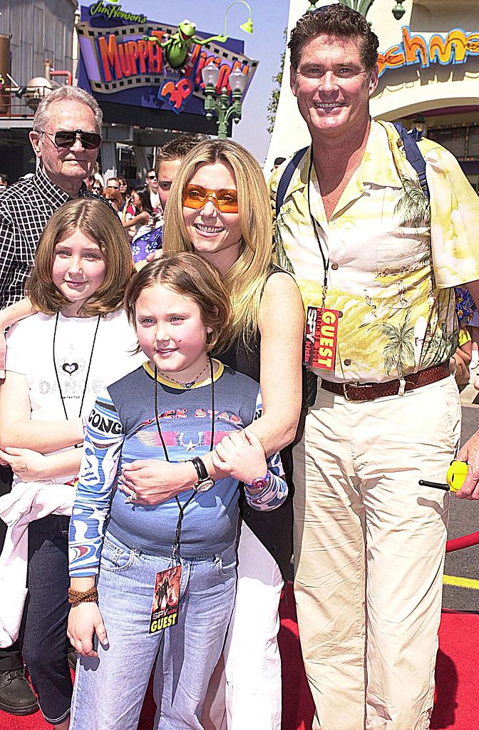 Taylor-Ann Hasselhoff, Hayley Hasselhoff, Pamela Bach et David Hasselhoff à la première de "Spy Kids" à Los Angeles en 2001. | Photo : Getty Images