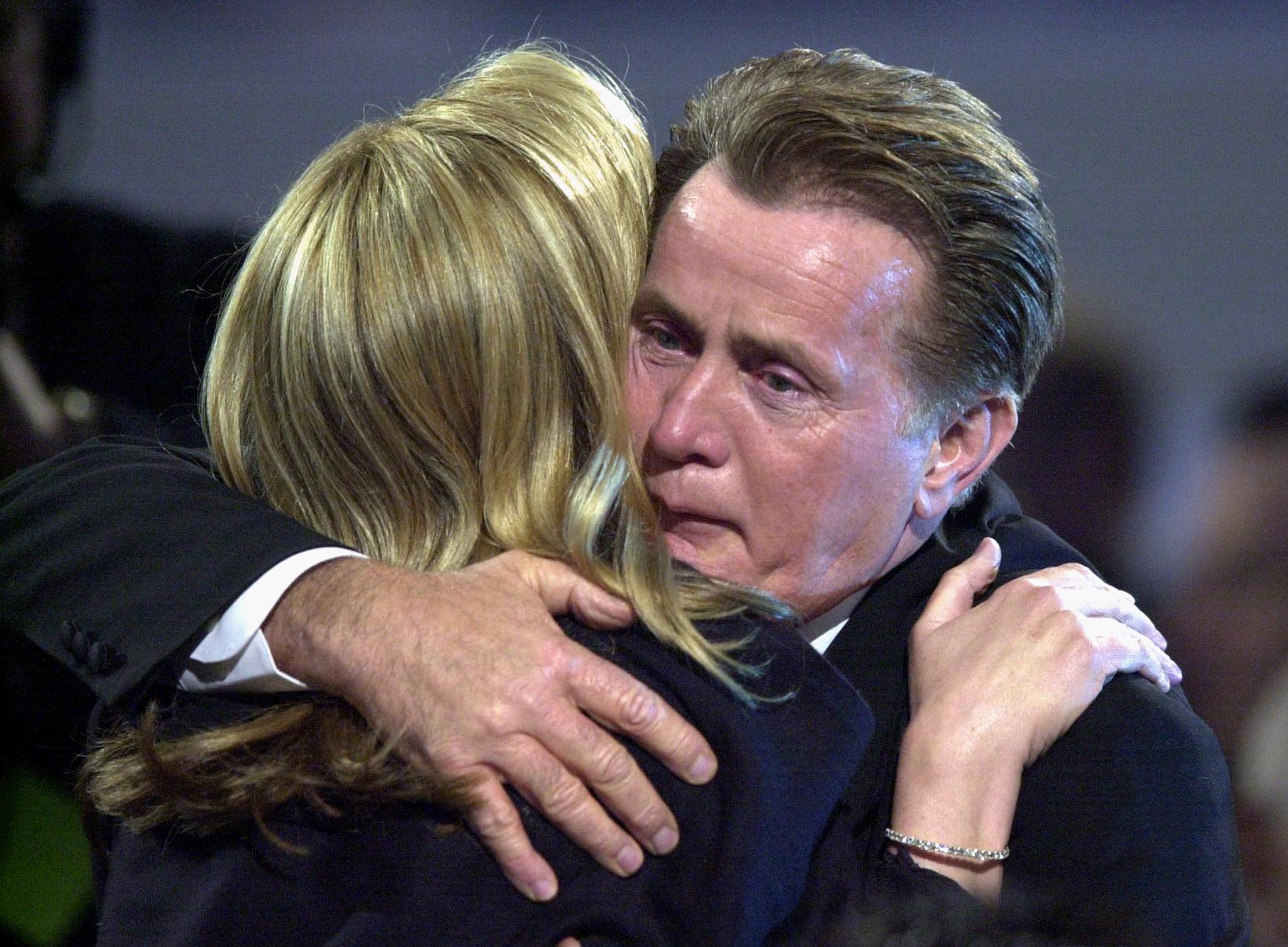 Martin Sheen embrasse sa femme Janet lors de la 7e cérémonie annuelle des Screen Actors Guild Awards, à Los Angeles, en Californie, le 11 mars 2001. | Source : Getty Images