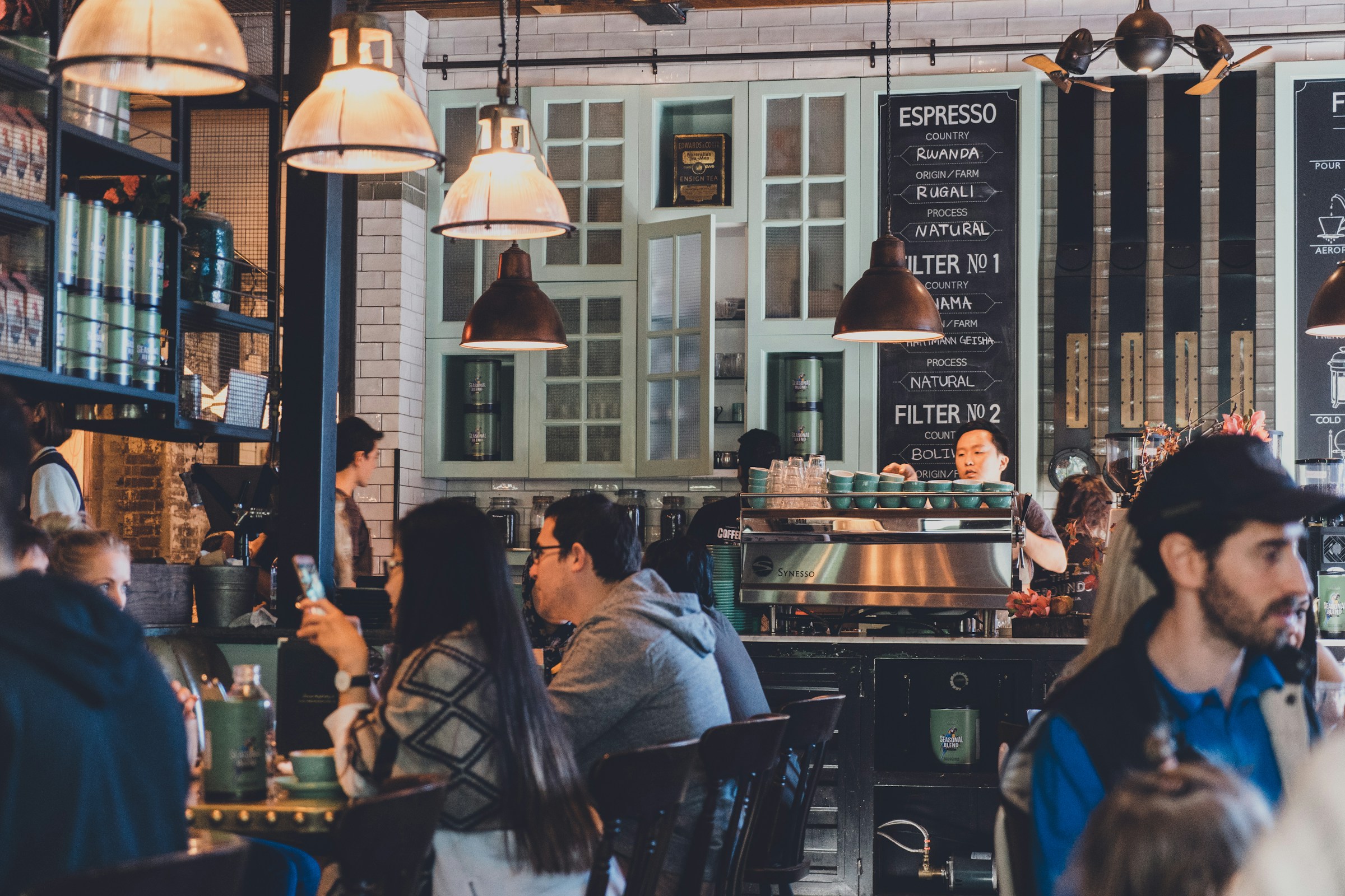 Des gens dans un café | Source : Unsplash