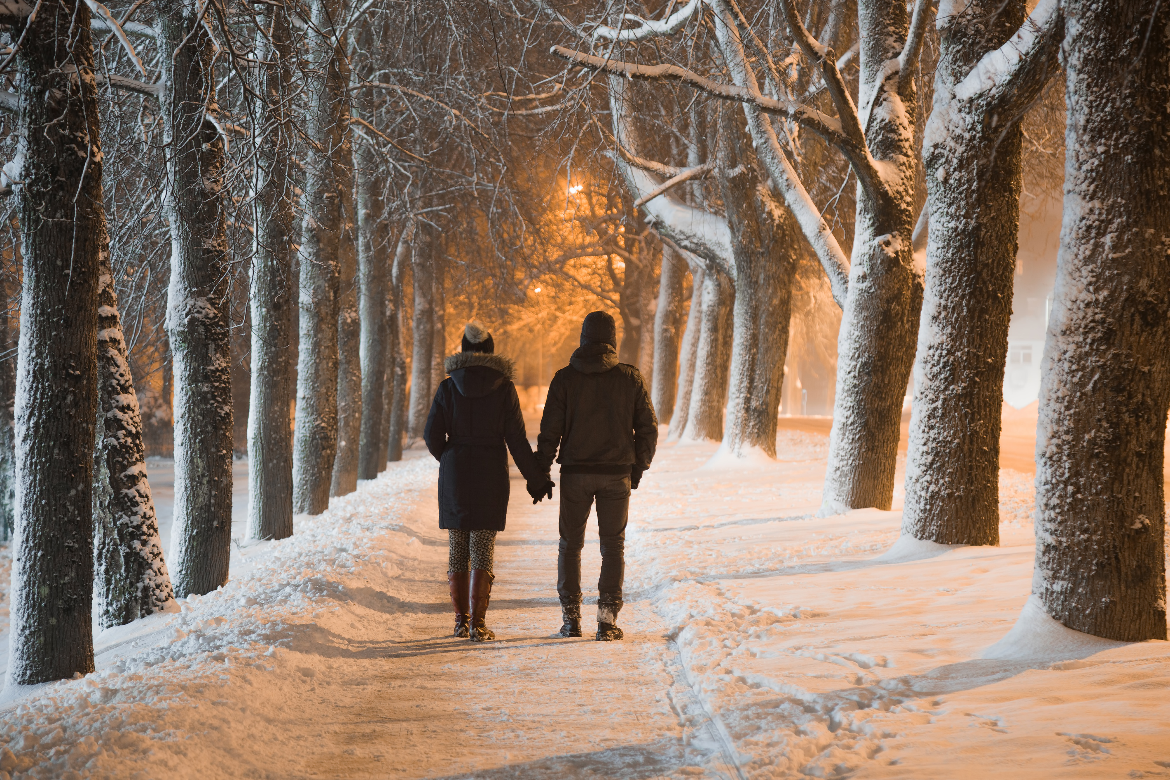 Un couple se tenant par la main en hiver | Source : Shutterstock